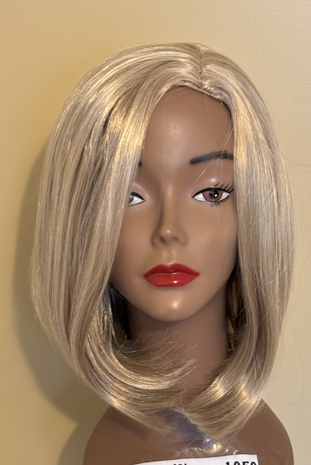 NEW! Wig Shoulder Length Bob Center Skin Part Blond Size Average 10-22