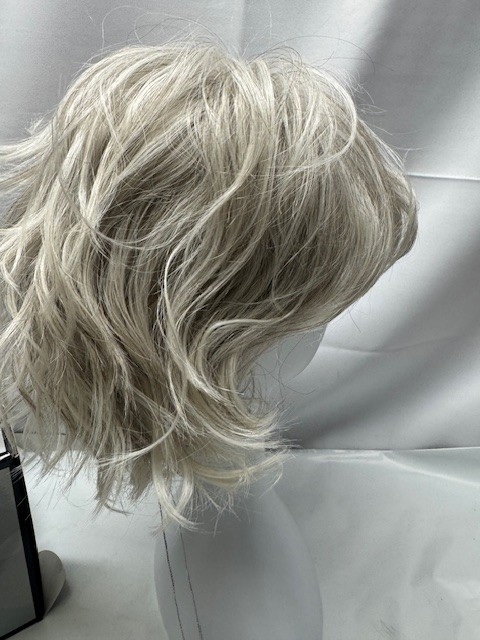 Hairdo Breezy Wave Cut Synthetic Wig -Average 15949-R56/60 Silve Mist Light Grey