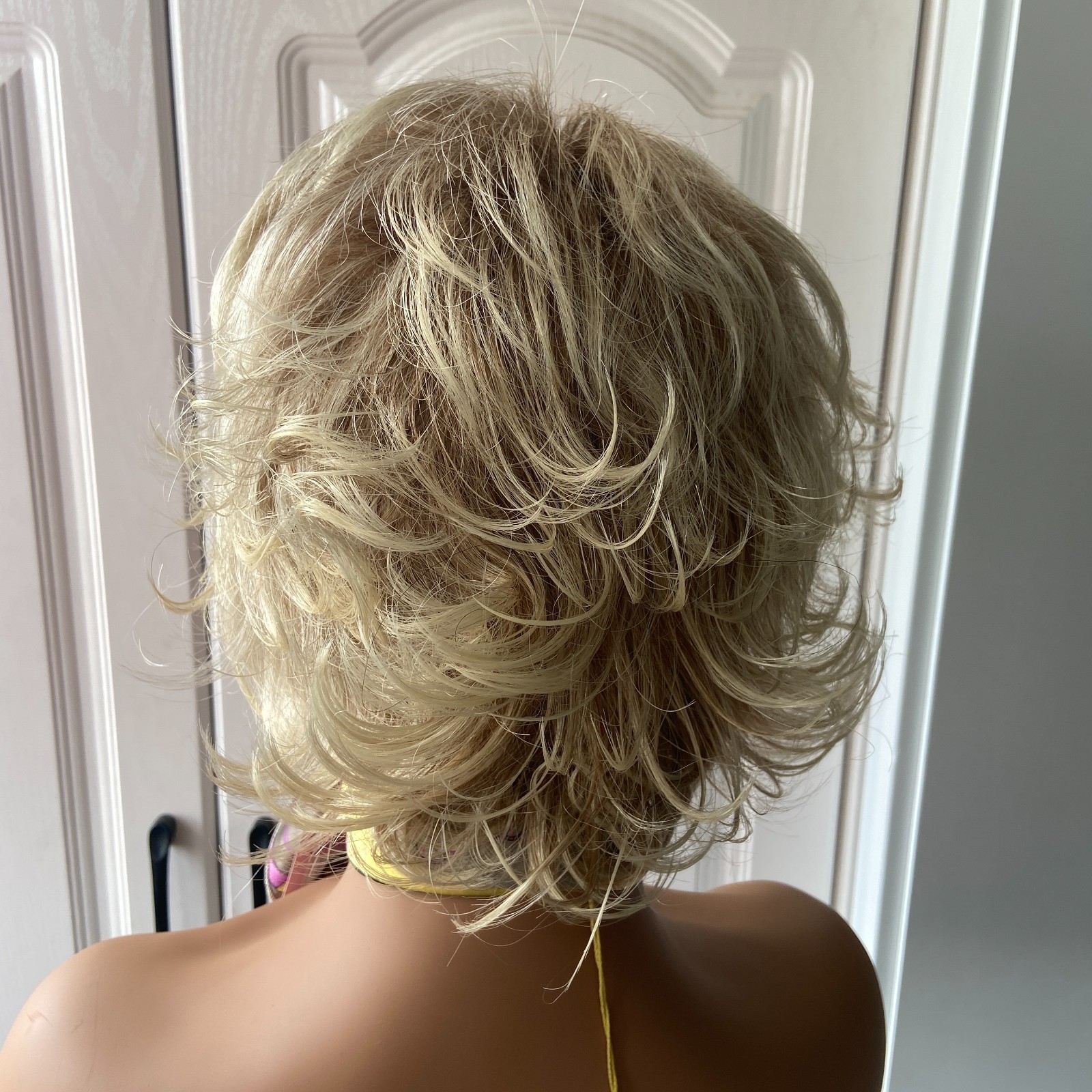 Short Layered Wavy Wigs for White Women Rooted Blonde Mix Natural Soft