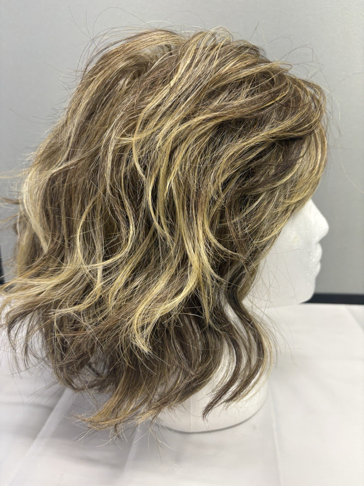 Hairdo TRU2LIFE Sweetly Waved Synthetic Wig R11S+ Glazed Mocha Mid Shag