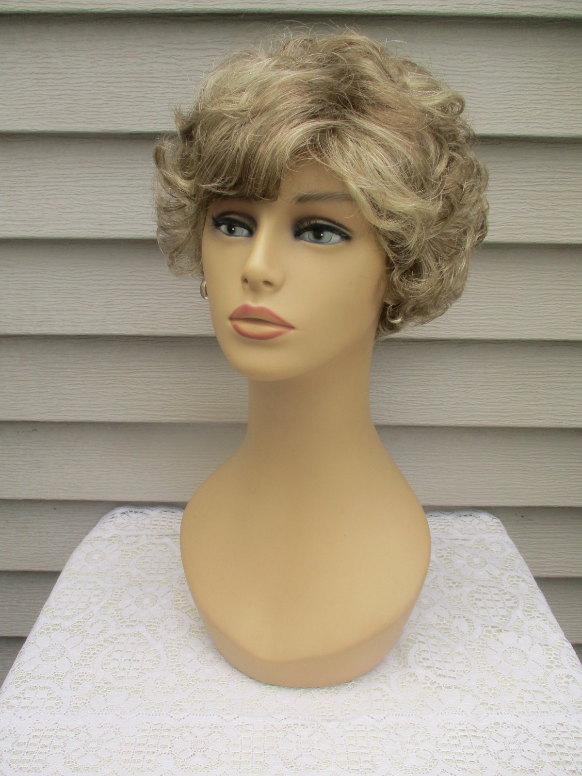 MYSTERY WIG Sz AVERAGE 18/22 LT ASH BROWN/BLONDE FROSTED Wavy/Curly style READ