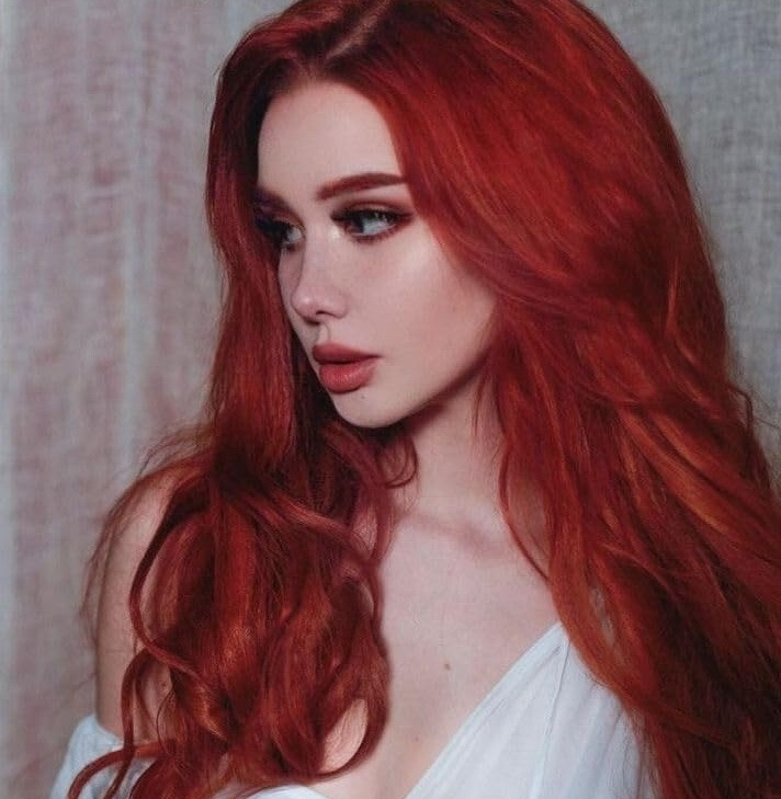 Earin 22″ Long Red Wavy Wig Center Part party girl cosplay celebrity actress