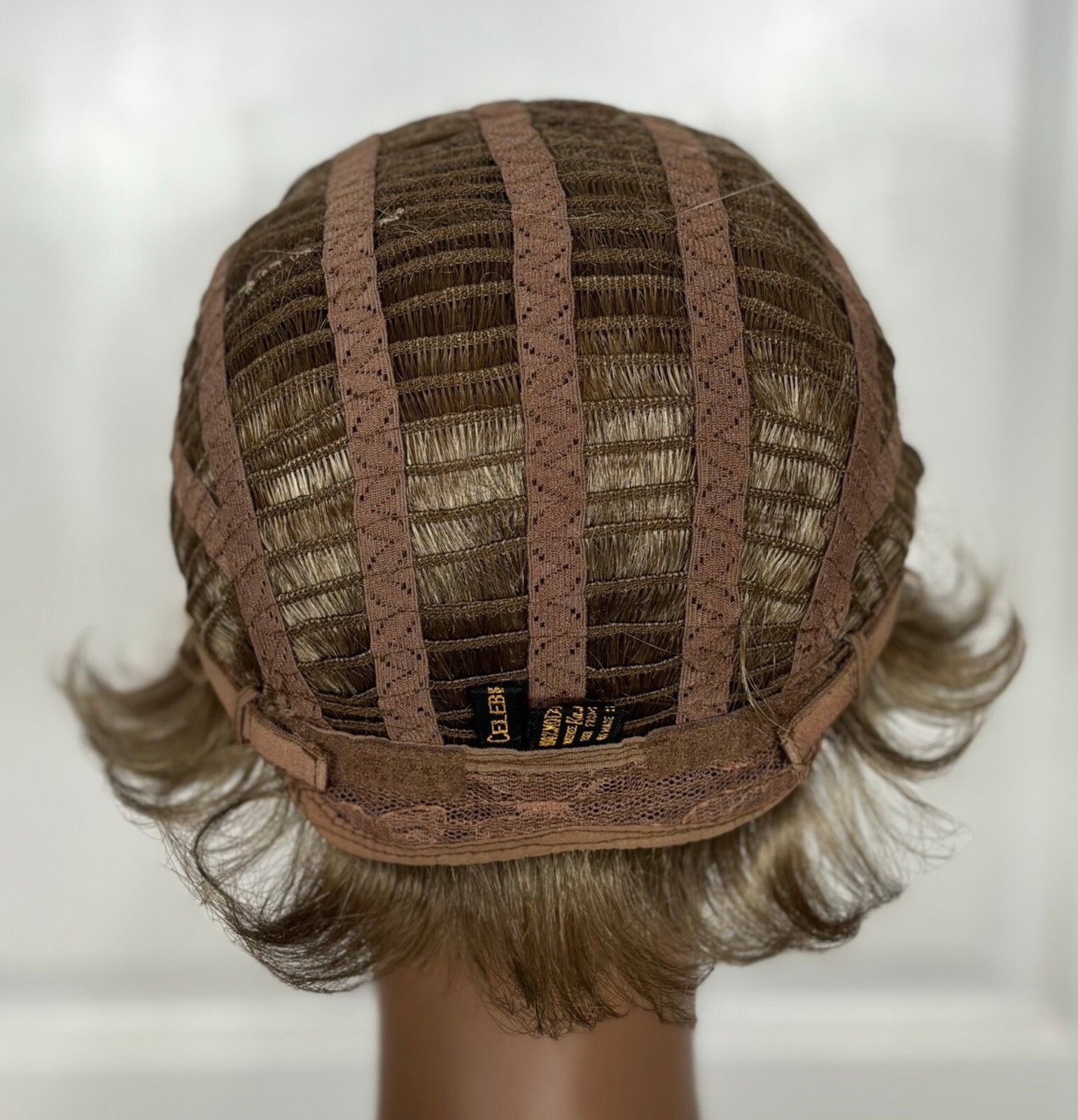Celebration Wig Synthetic Brownish Blonde Wavy Layers SZ Average Clean GUC 10-18