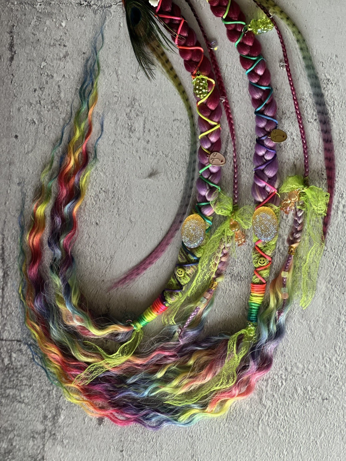 braids on rings and carabiners made of kanekalon