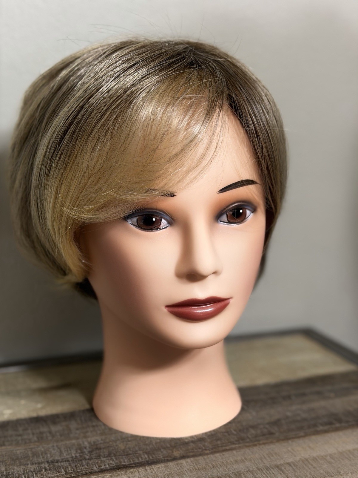 Short Light Brown Bob Wig Natural Look Synthetic Hair Lightweight Women’s Wig