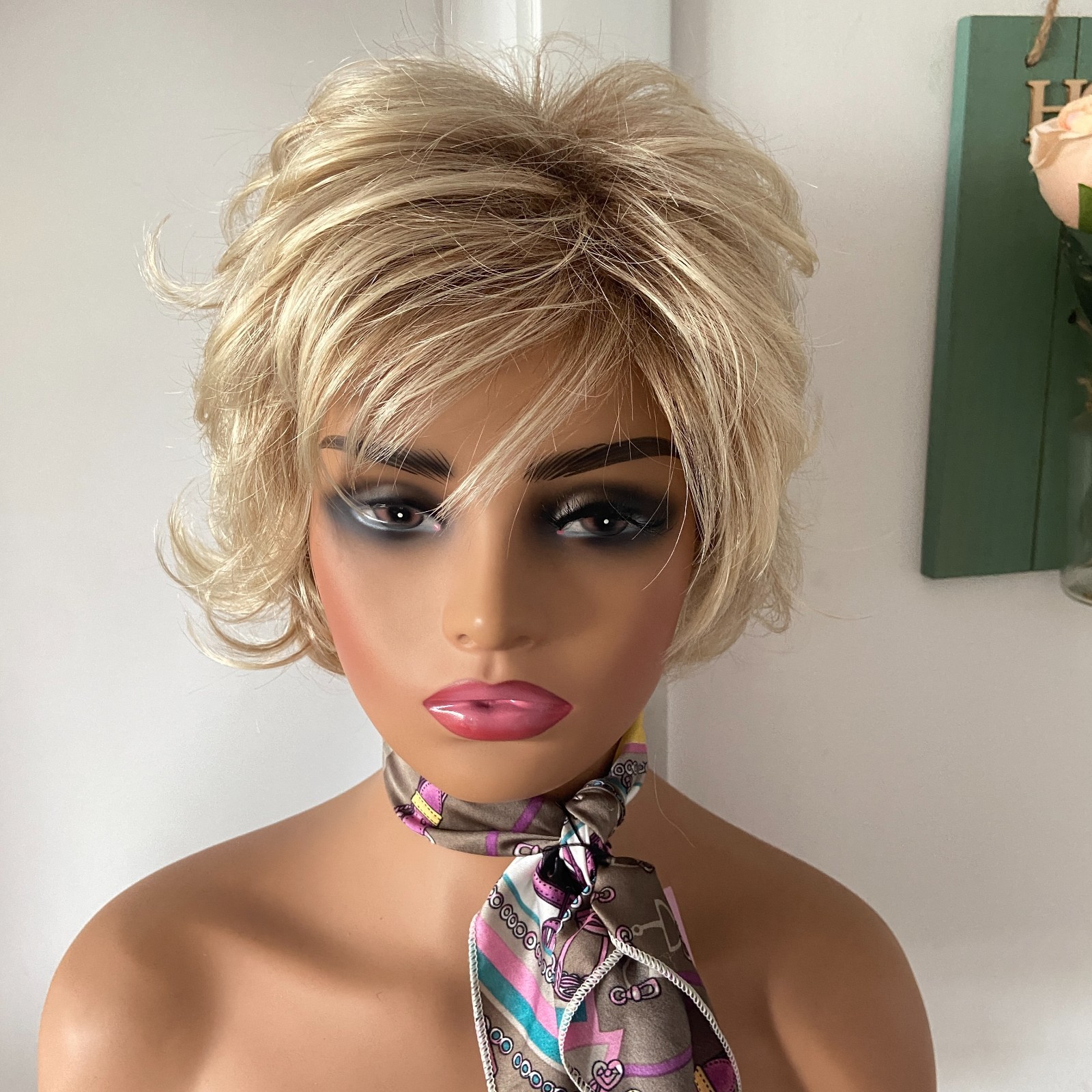 Short Layered Hairstyle Rooted Blonde Mix Synthetic Hair Wigs Women Soft Natural