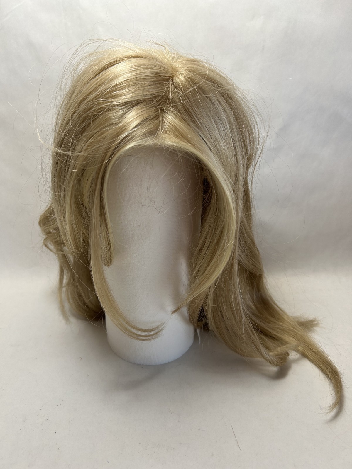ENVY BELINDA – Medium Blond Wig Lace Front +Lace Part