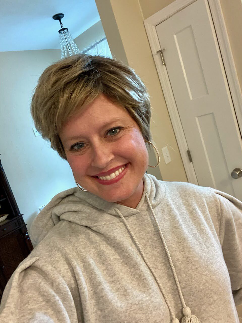Gnimegil blonde short haired wig