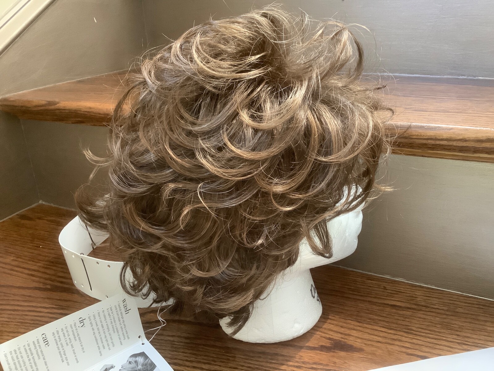 Wig Shop Women’s Style: Julia-A Color: 8/12A M4327 Brown Short Sassy Wavy NWT
