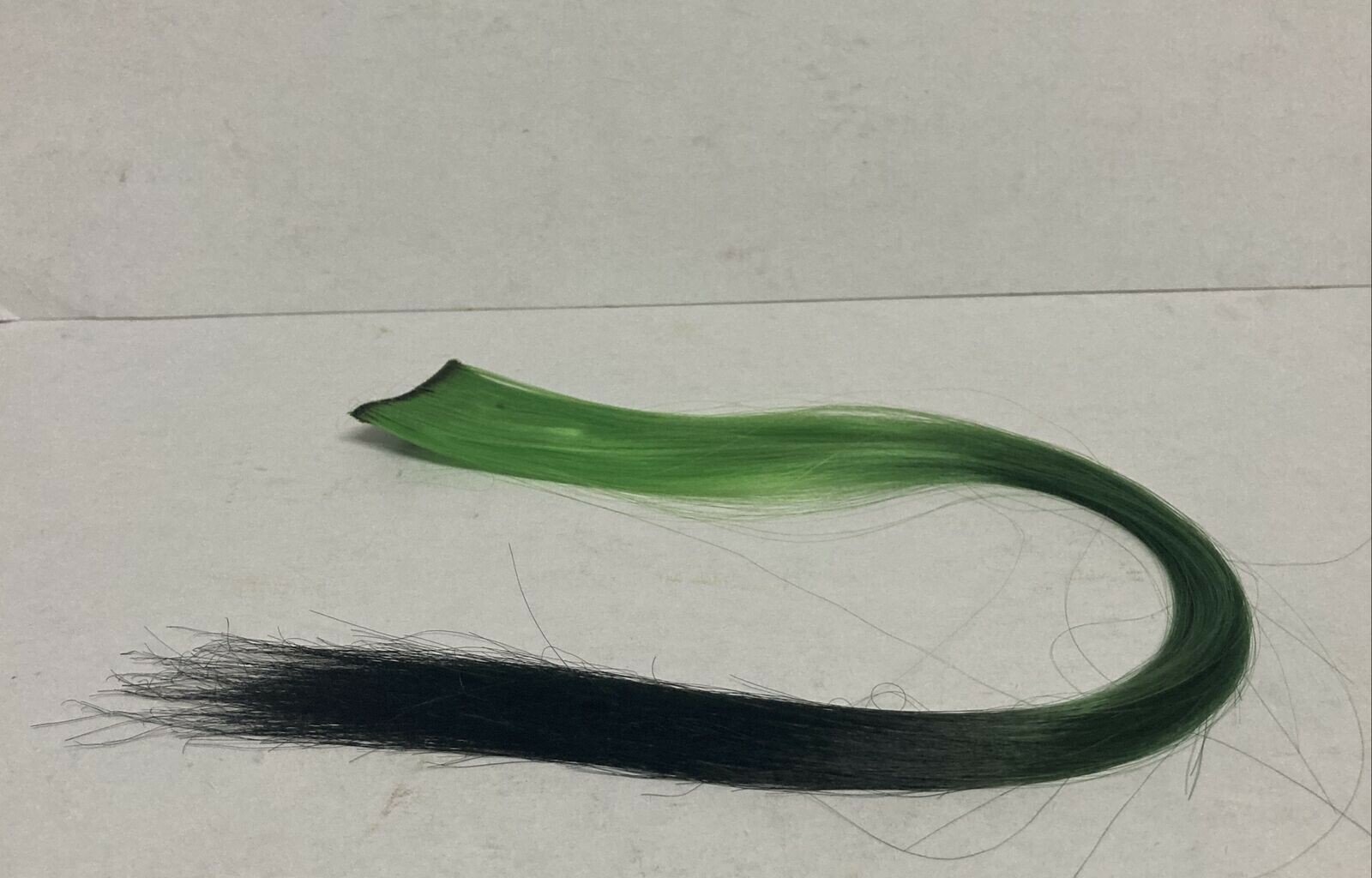 1 PIC HIGH LIGHT CLIP IN FAUX SYNTHETIC FEATHERS 16″ HAIR EXTENSION GREEN/ BLACK