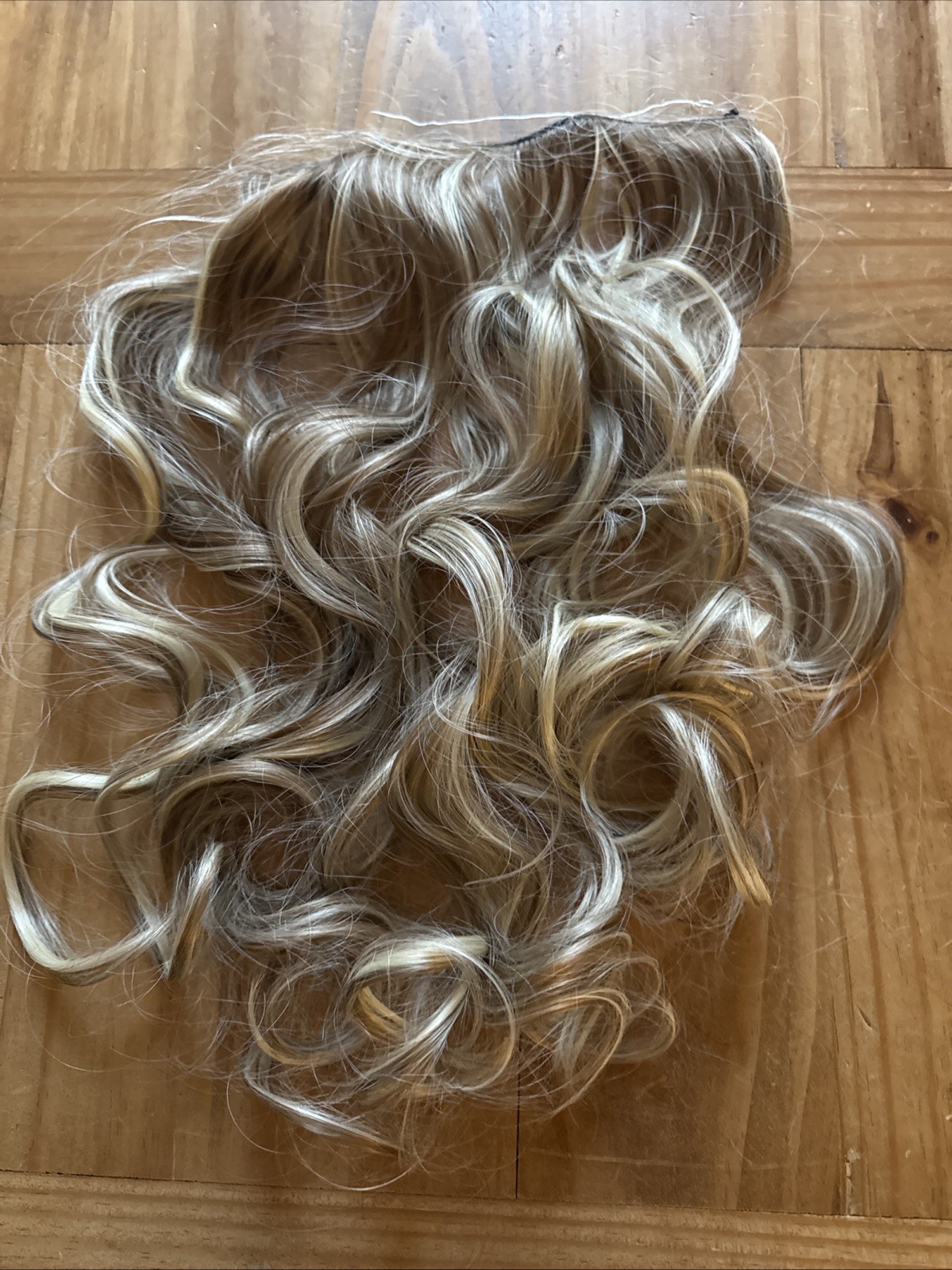 synthetic hair Halo Ash Blonde Light Blonde 22” Very Soft 525
