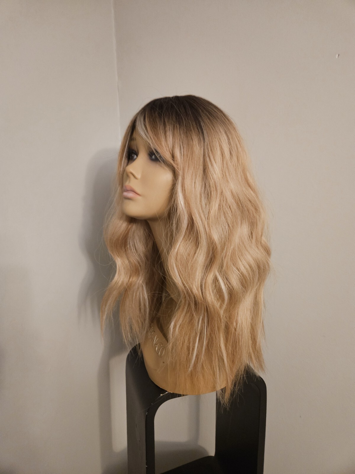 AMAZING MIXED HIGHLIGHTED BLONDE MID LENGTH WIG WITH BANGS