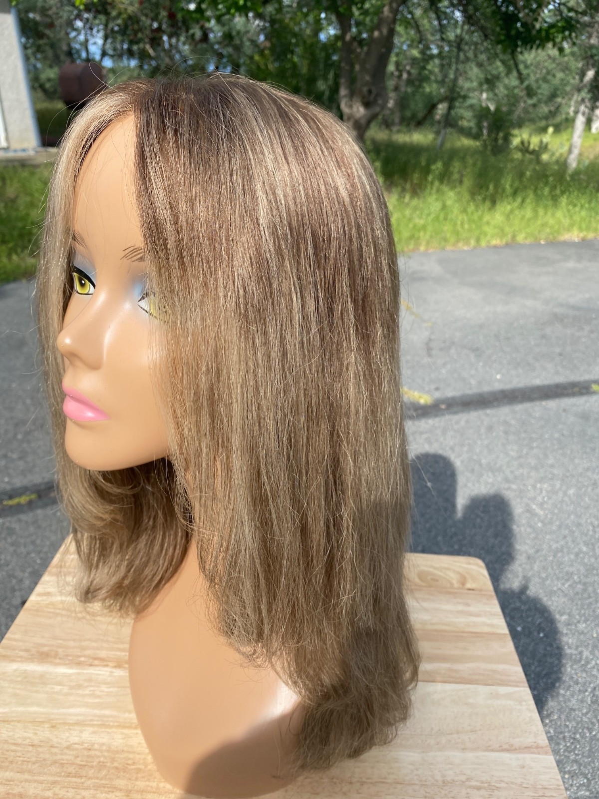 PREOWNED WIGSHE CUSTOM COLOR BROWN BLONDE HUMAN HAIR WIG . SIZE SMALL