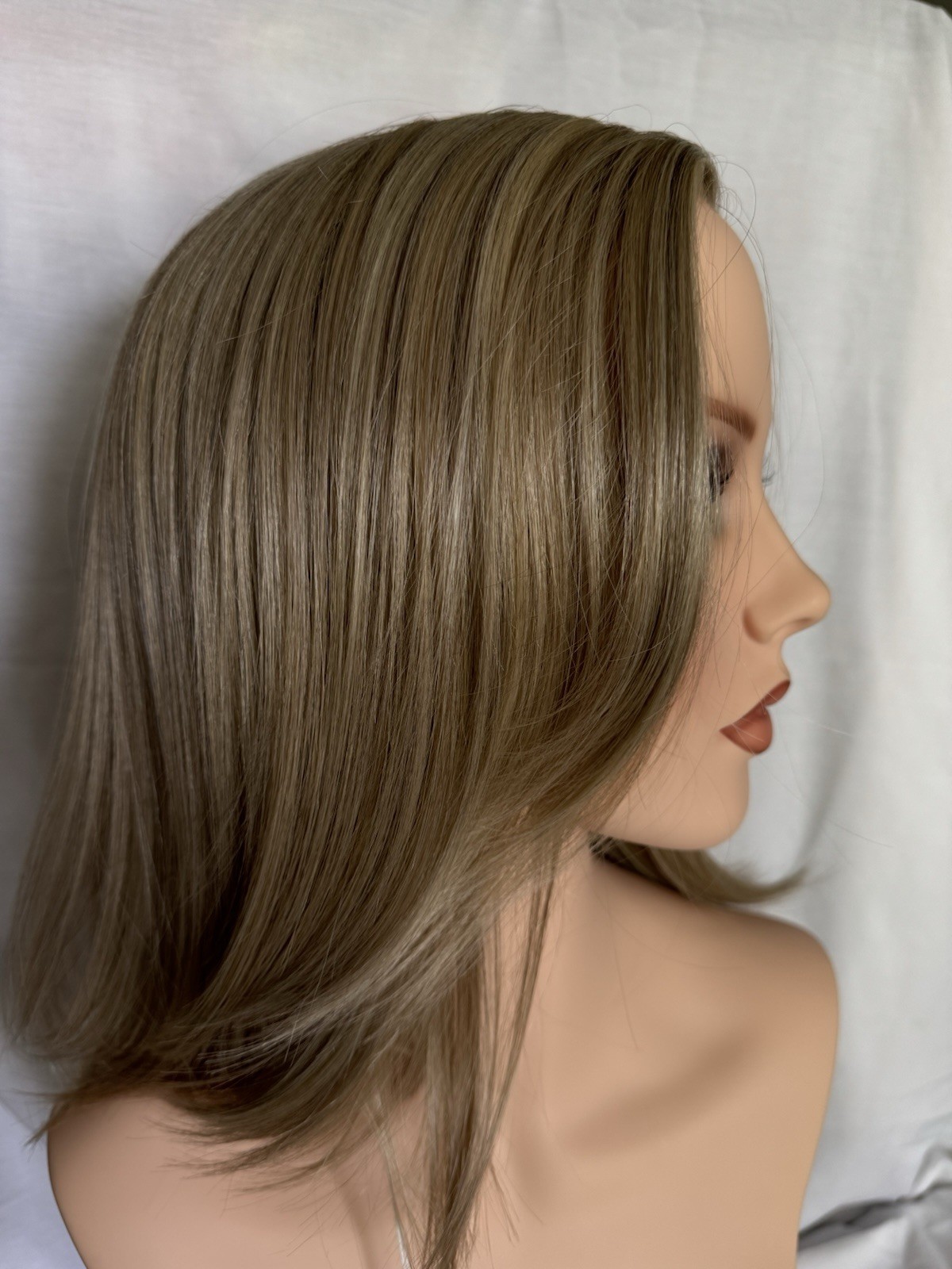 Rene of Paris River Wig Buttercream Blonde BNWT Perfect Below Chin Bob