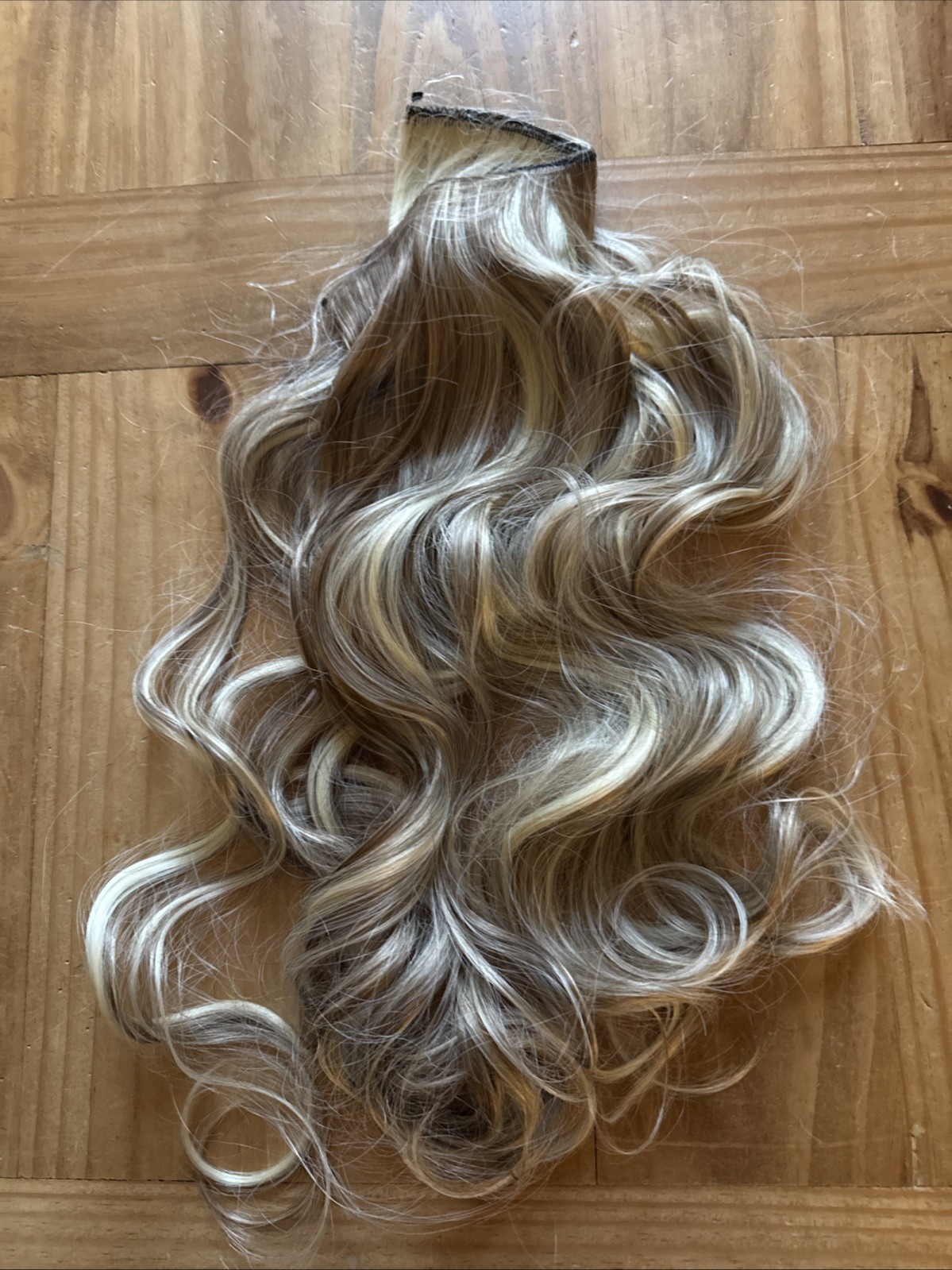 synthetic hair Halo Ash Blonde Light Blonde 22” Very Soft 525