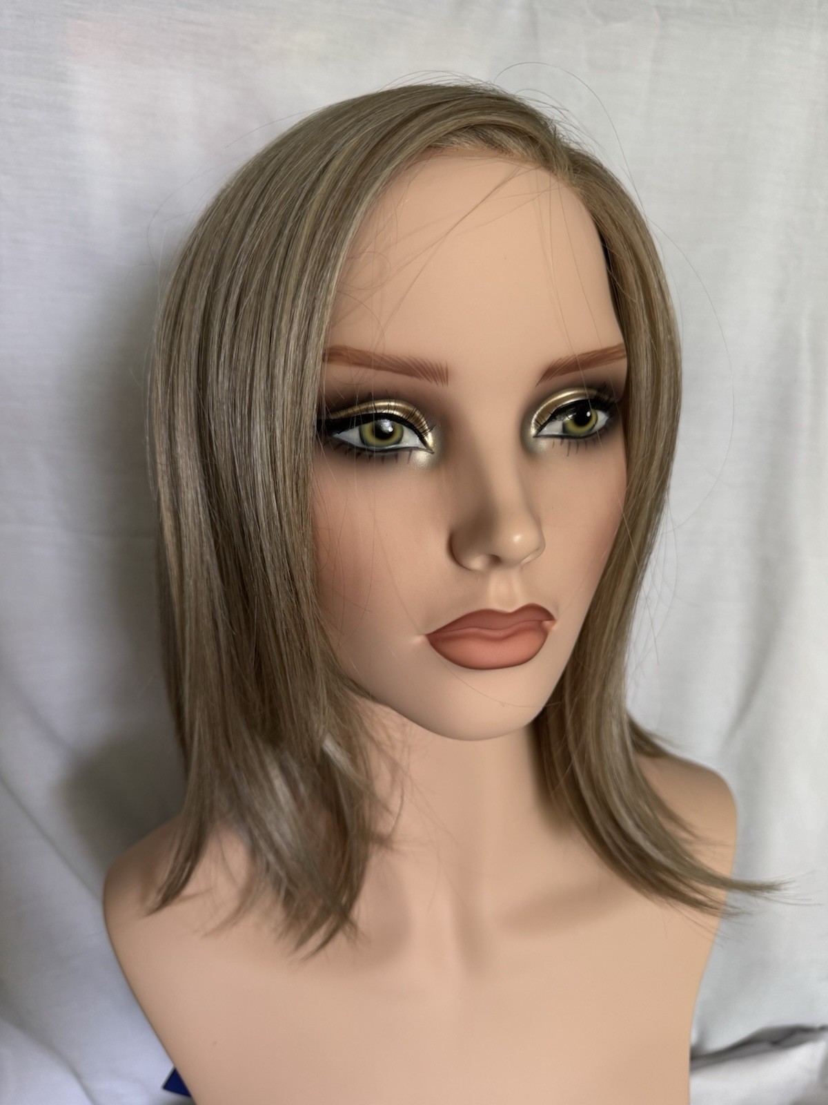 Rene of Paris River Wig Buttercream Blonde BNWT Perfect Below Chin Bob