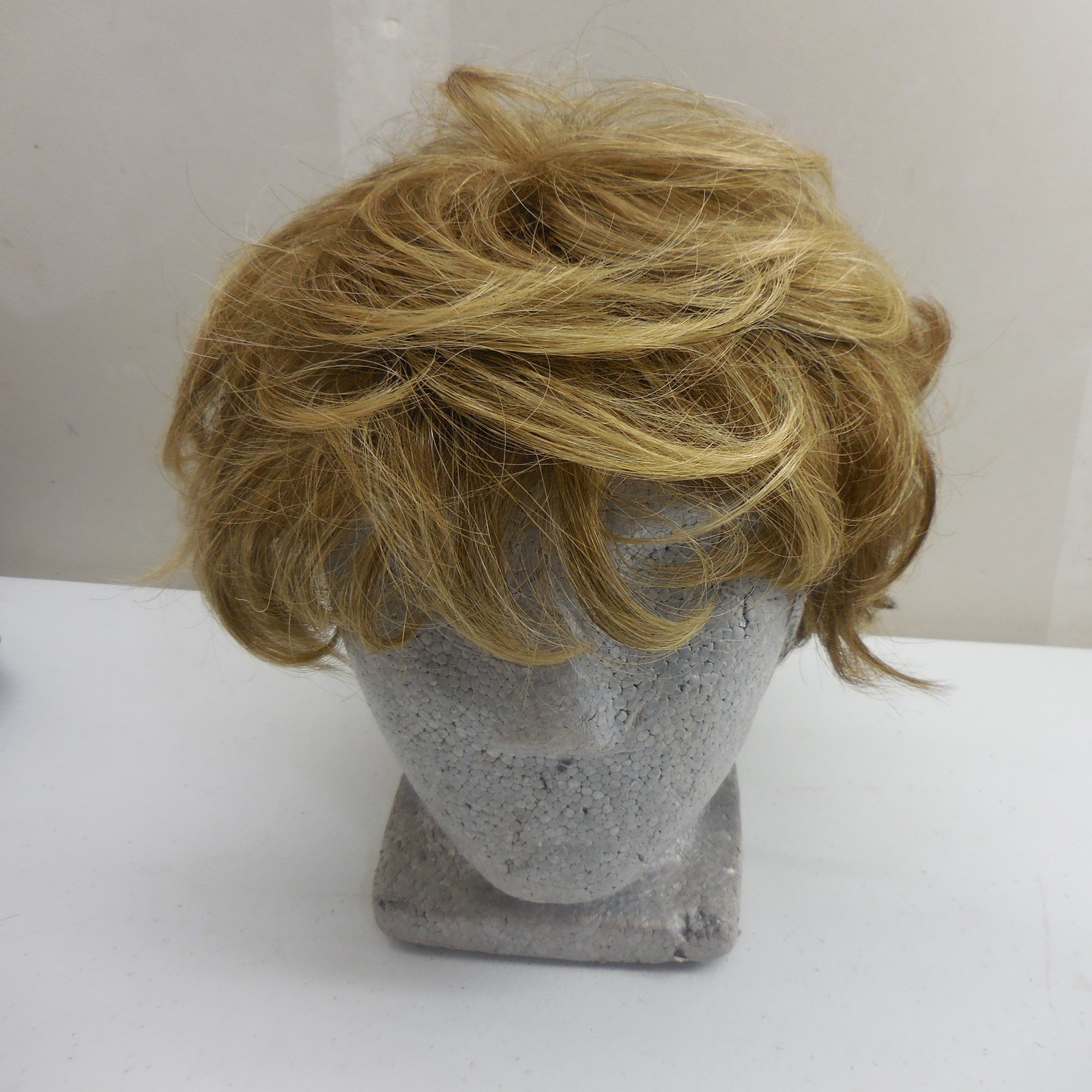 Tony of Beverly Short Layered Blonde Synthetic Wig Modacrylic Fiber Japan