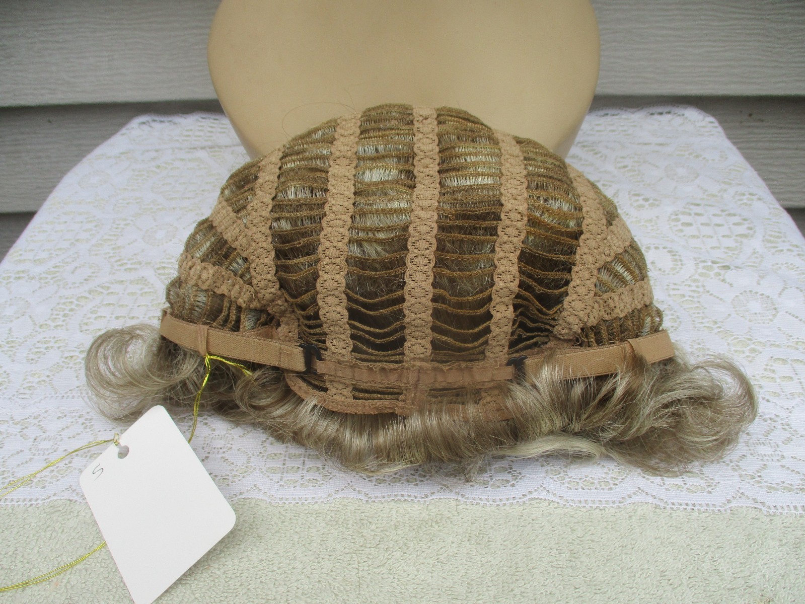 MYSTERY WIG Sz AVERAGE 18/22 LT ASH BROWN/BLONDE FROSTED Wavy/Curly style READ