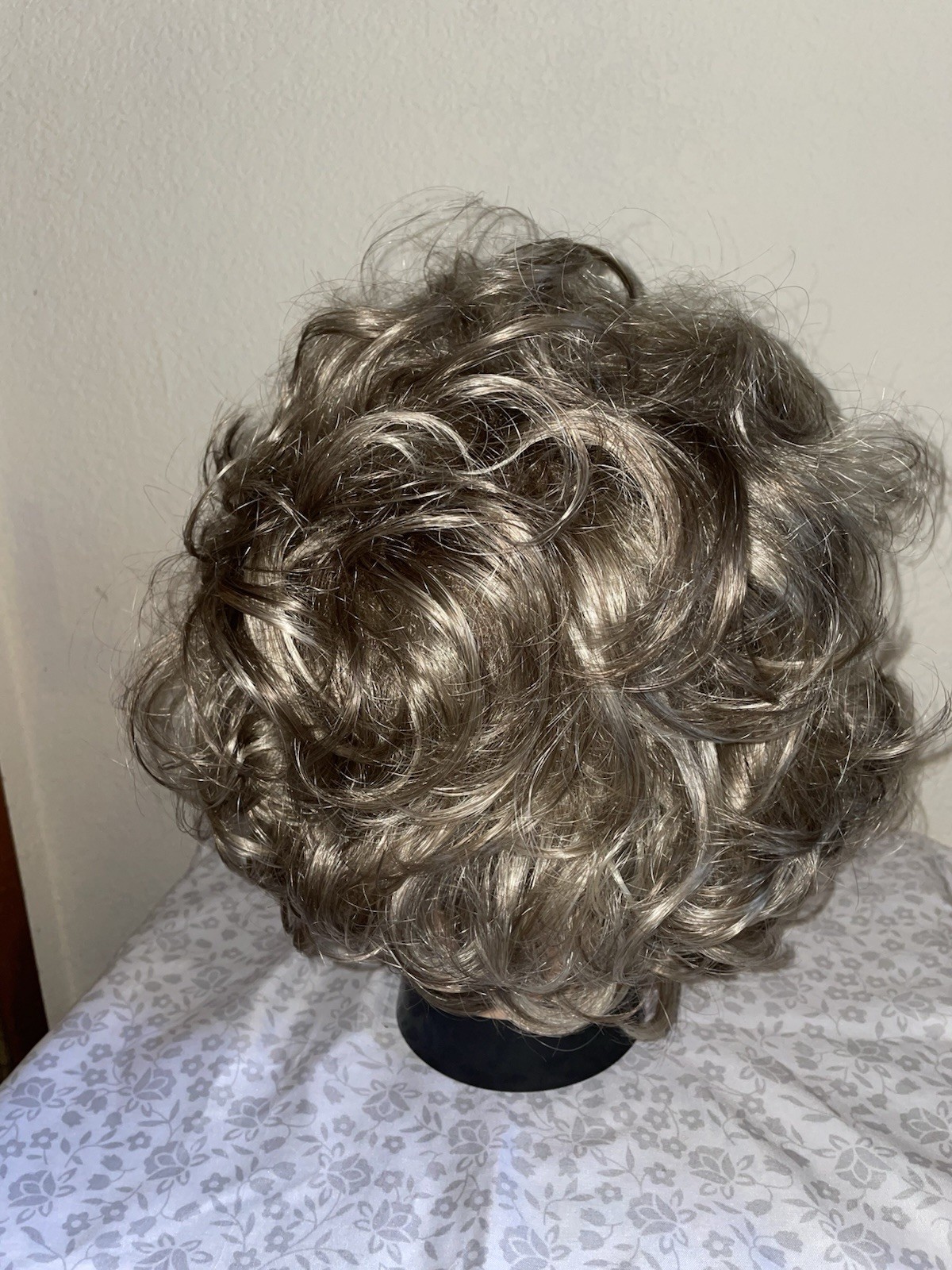 TWC Striking Wig Ash Blonde Frost Gently Used Layered Synthetic Sz Avg