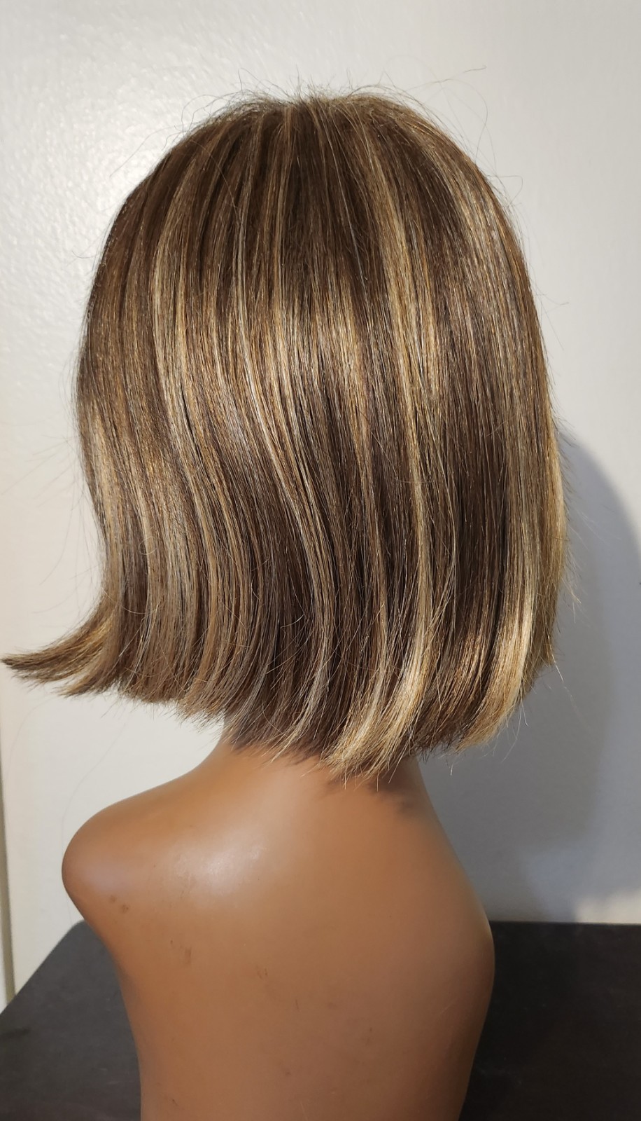 Tony of Beverly Elura Wig Golden Brown Blonde Bob 10in Synthetic Layered