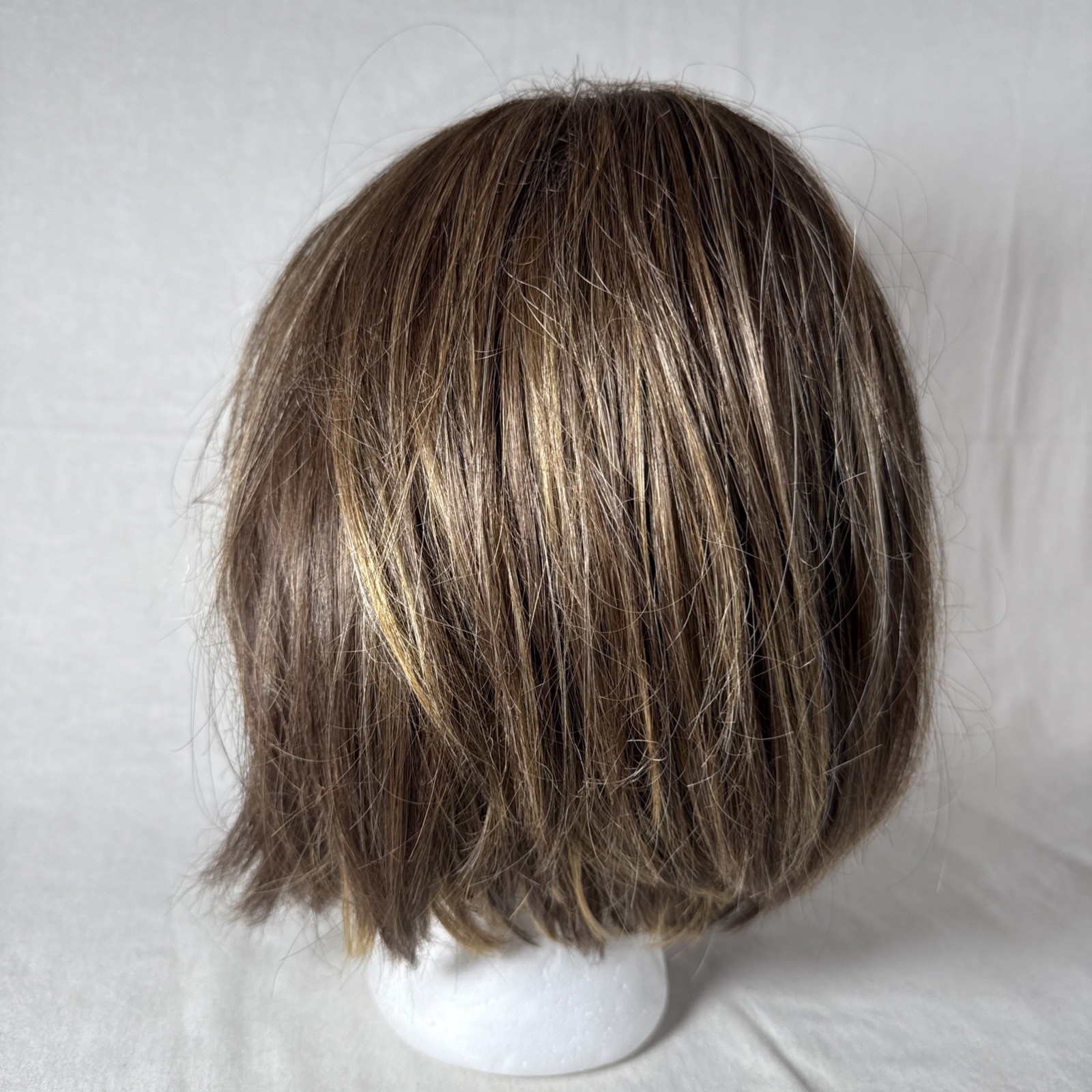 Godiva’s Secret Wigs SHORT LIGHT BROWN WITH HIGHLIGHTS LAYERED NATURAL