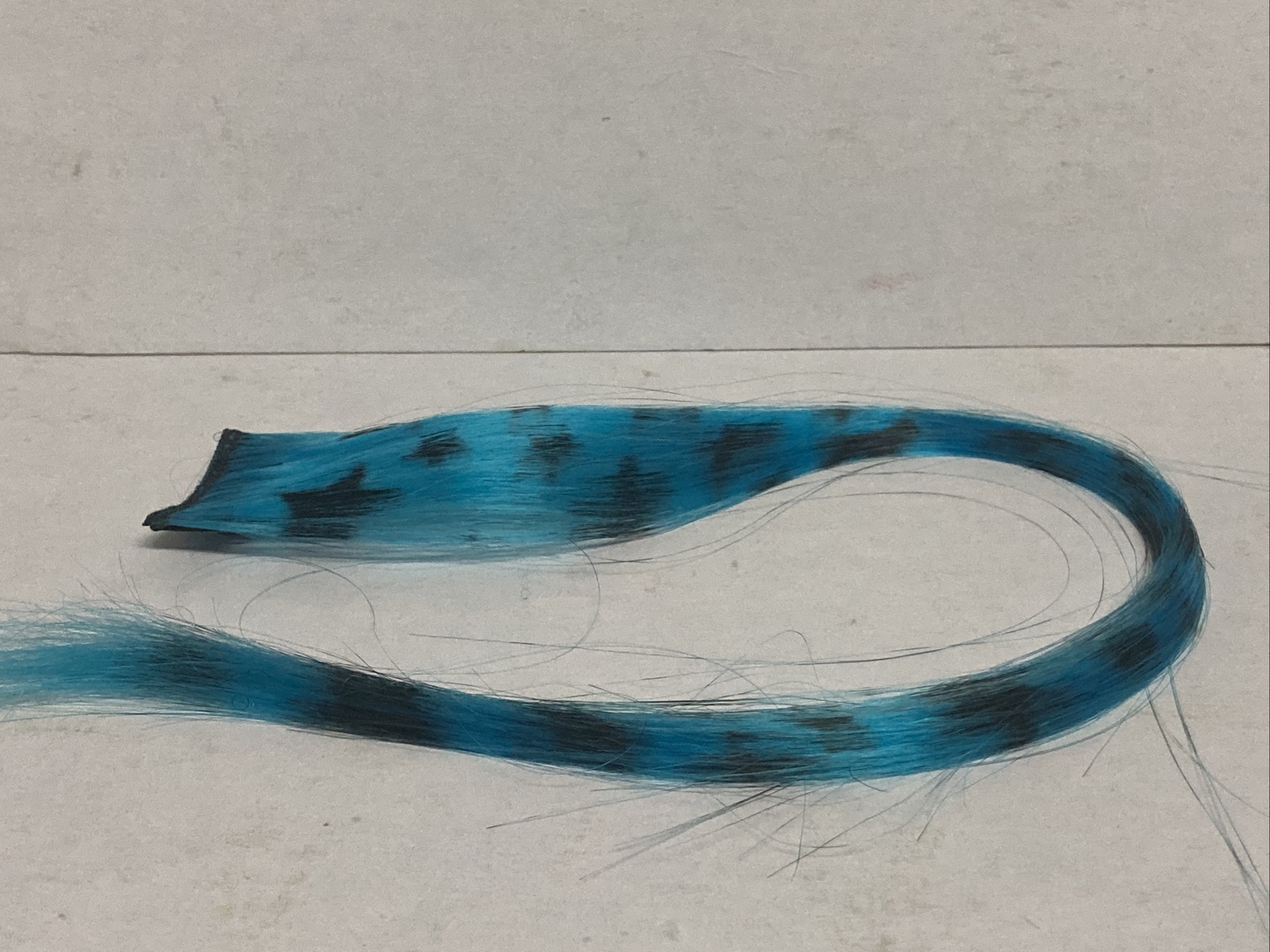 1 PIC HIGH LIGHT CLIP IN FAUX SYNTHETIC FEATHERS 16″ HAIR EXTENSION BLUE & BLACK