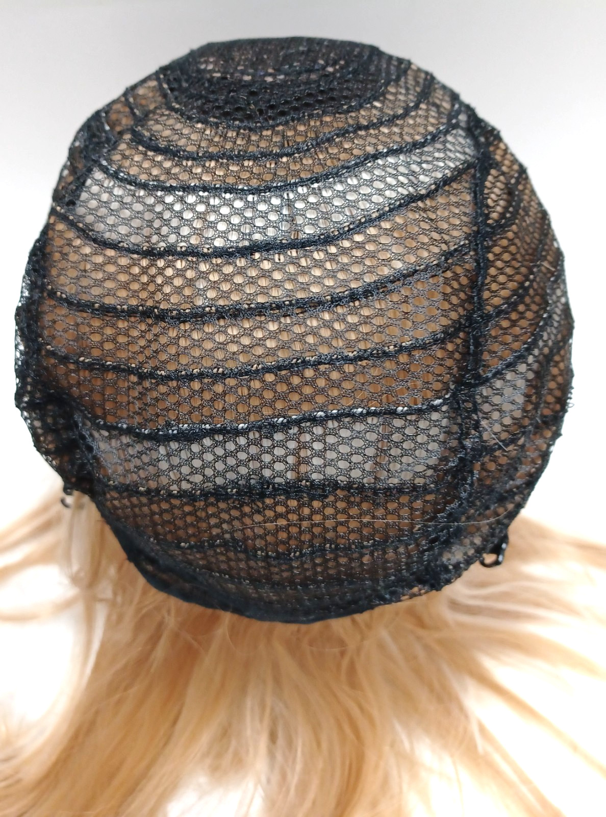 WIG 22″ GOLDEN BLONDE WITH DARK ROOTS SYNTHEIC HAIR NET INCLUDED
