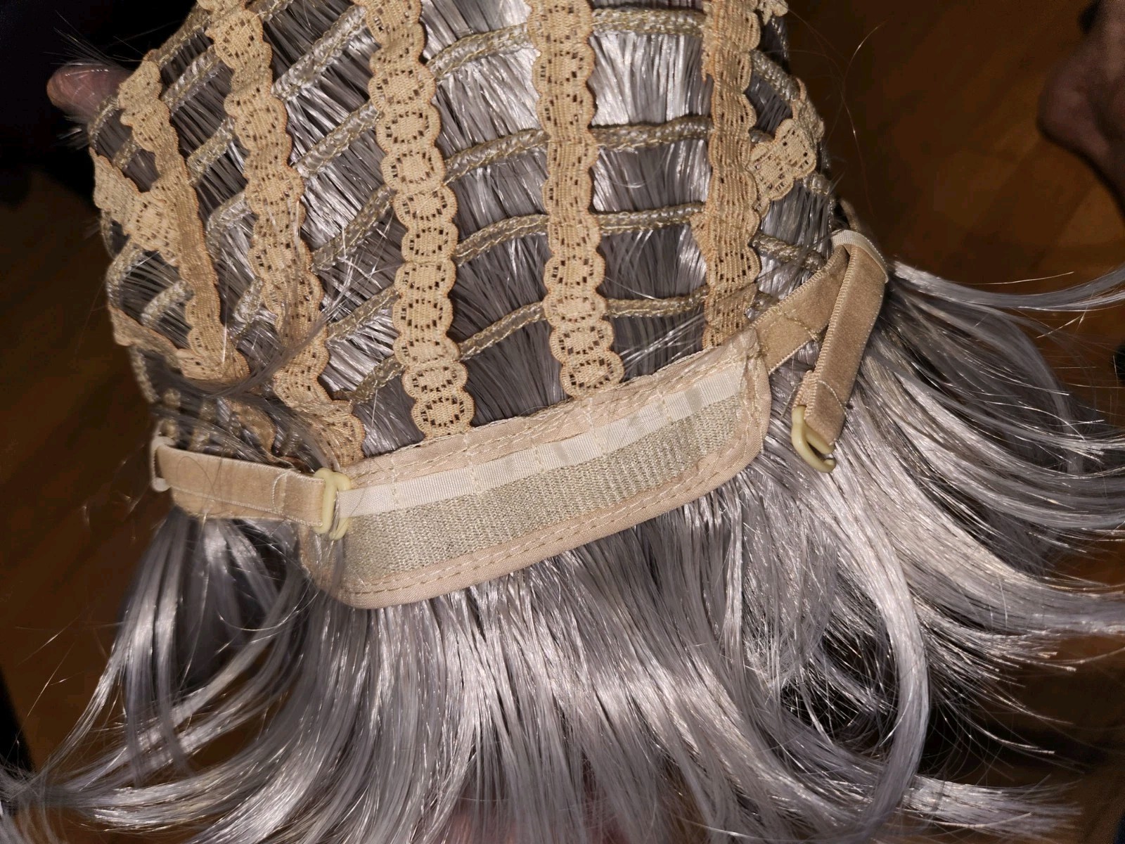 BEAUTIFUL WOMEN’S GRAY BOB WIG w/ BANGS * Lace Front ; Adjustable Hook Back*EUC