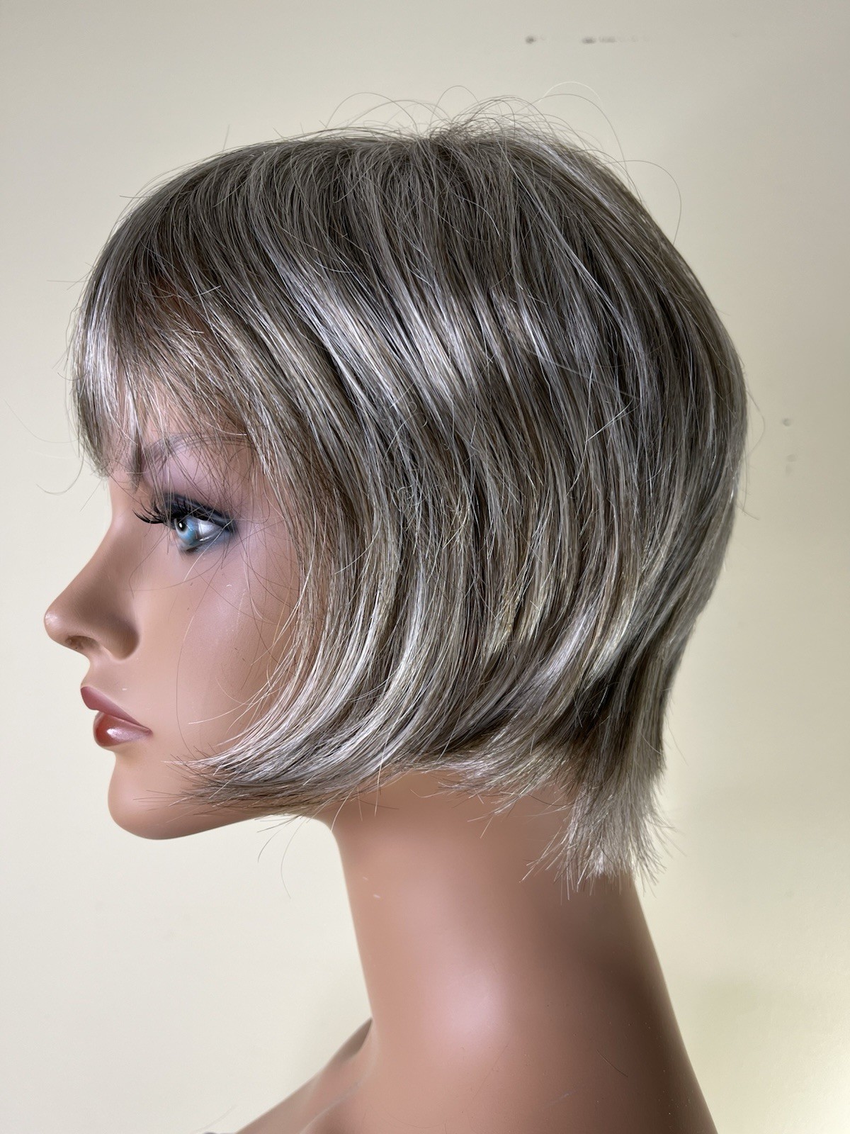 TWC Perfect Image Synthetic “Hot Stuff” Wig NWT Size Average Platinum Frost