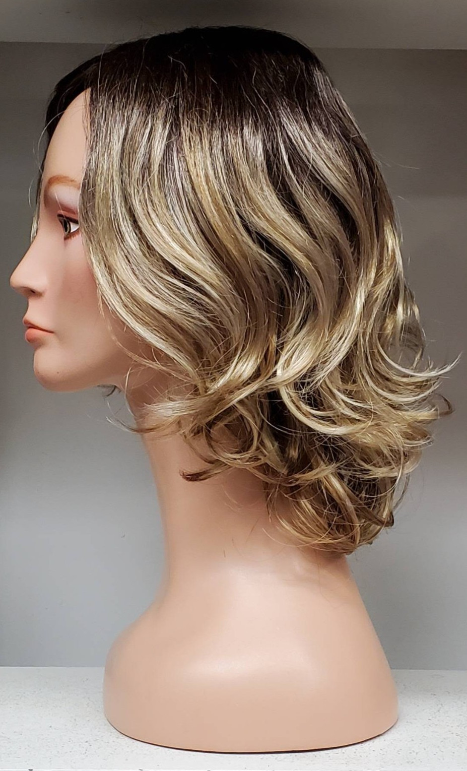India 2390 Rene of Paris synthetic wig color Creamy Toffee-LR NWT display