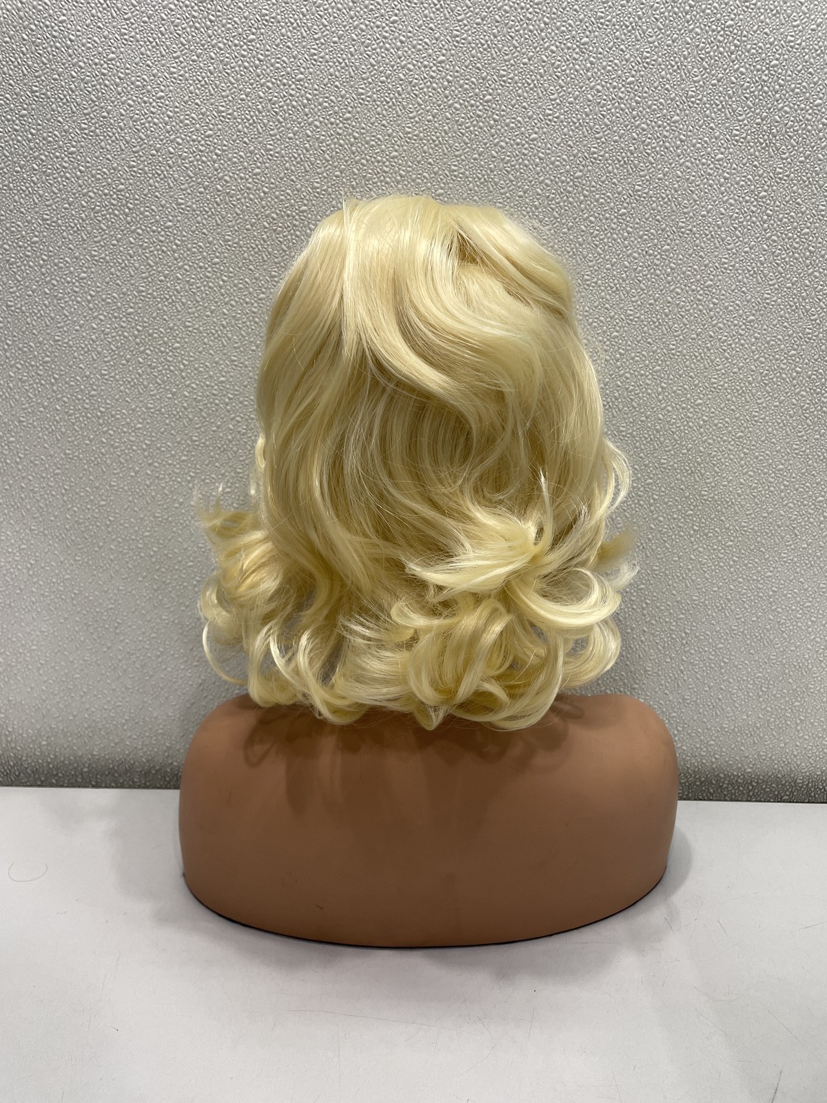 Siudus 613 Blonde Heat-Resistant Synthetic Fiber Vingate Wig, 14″