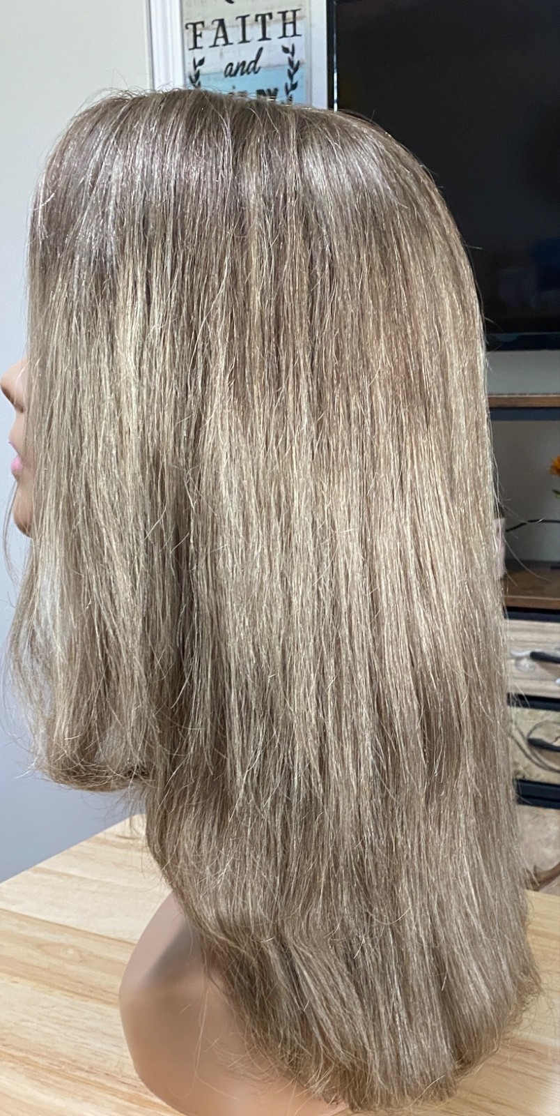 PREOWNED WIGSHE CUSTOM COLOR BROWN BLONDE HUMAN HAIR WIG . SIZE SMALL