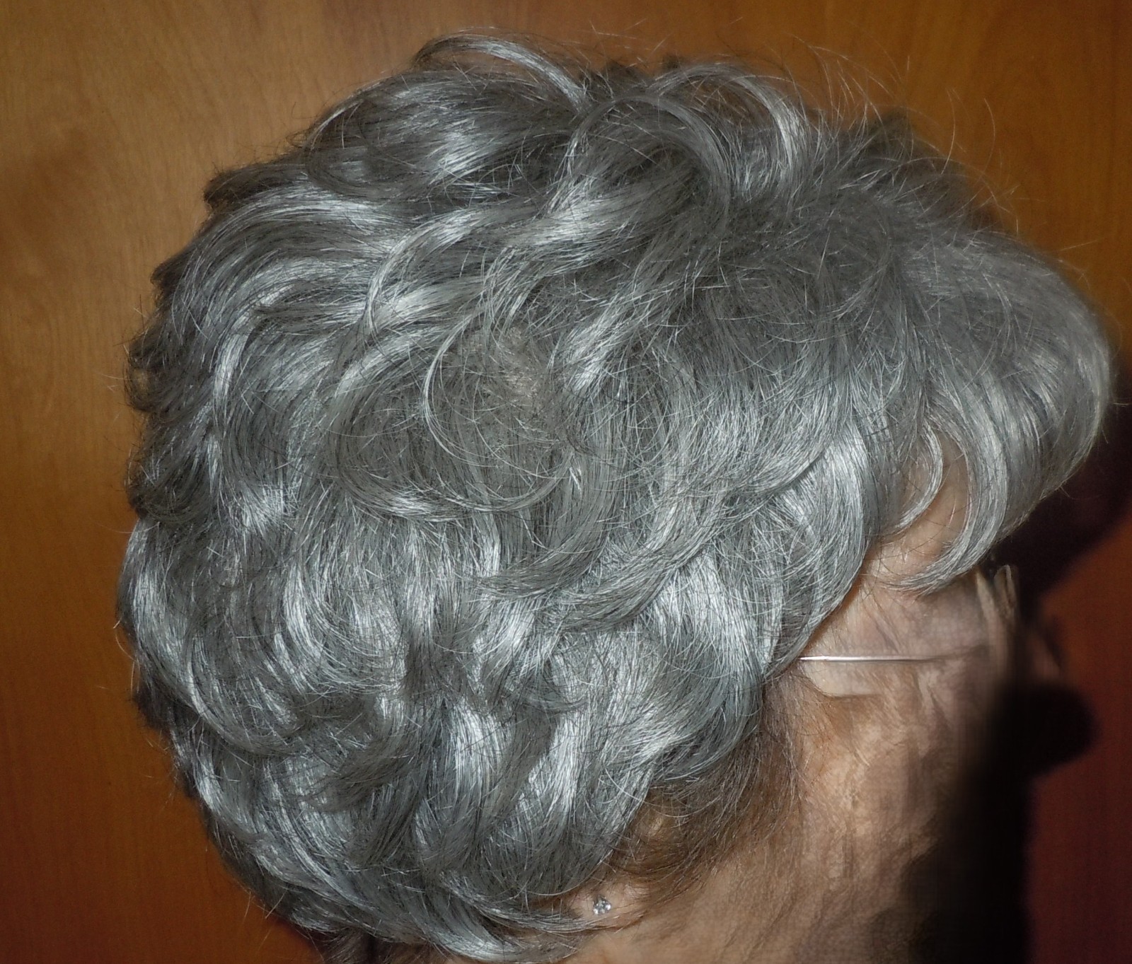 beautiful gray wig classic cap with adjustments short wavy
