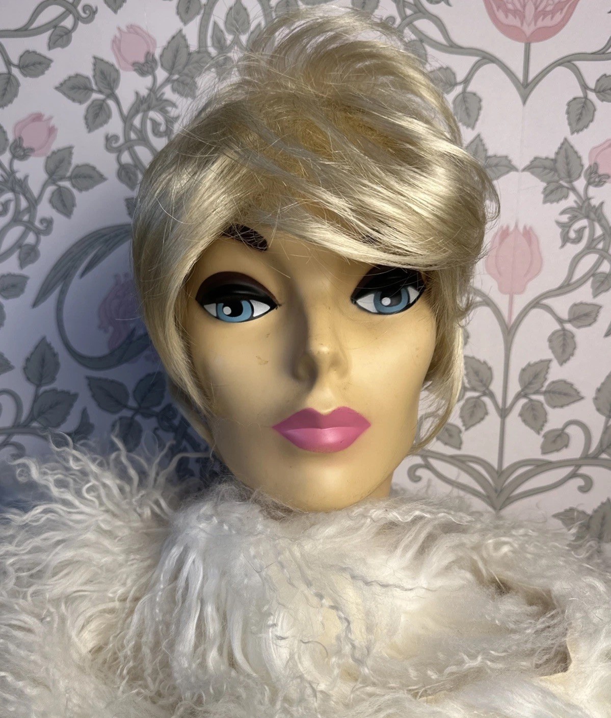 Vintage Aspen Wig Platinum Blonde Short Shag Hair Synthetic