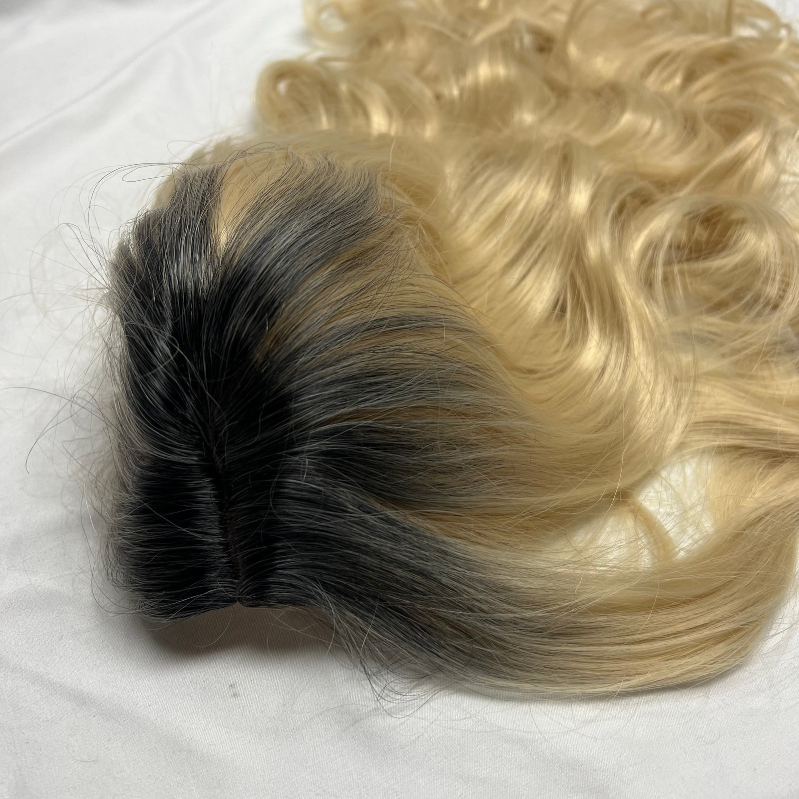 Adult Wig Long Blonde Hair with Dark Roots Wavy New Without Tags