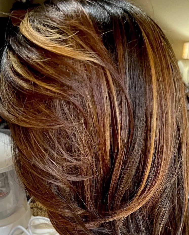 100% SYNTHETIC LACE FRONT WIG LAYERED BOB BROWN & GLD MIX COLOR:SOH239 HEAT OK