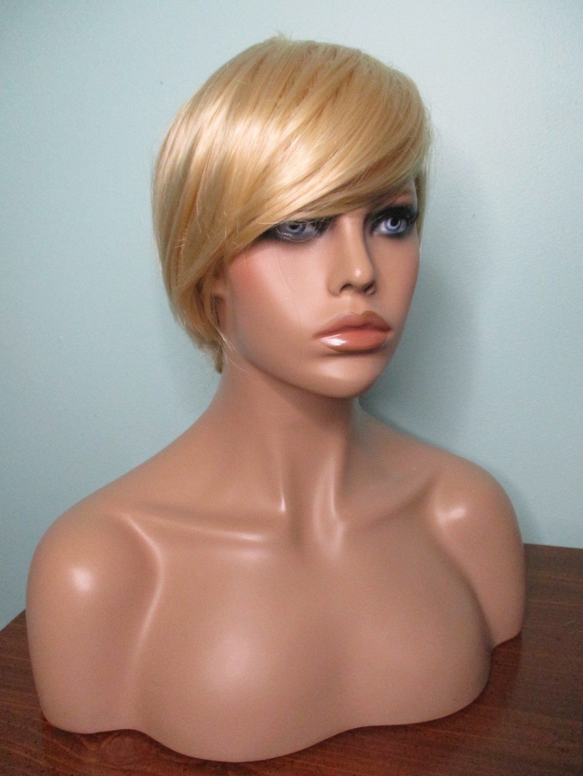 2″ – 6″ asymmetrical blonde short layered BOB style WIG – unbranded