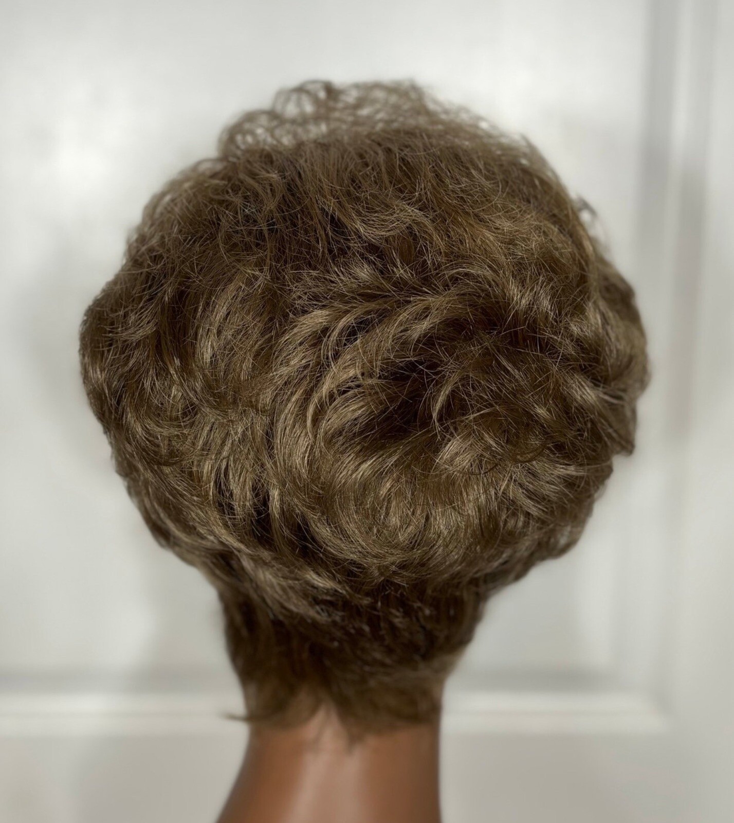 Celebration Wig Synthetic Brownish Blonde Wavy Layers SZ Average Clean GUC 10-18
