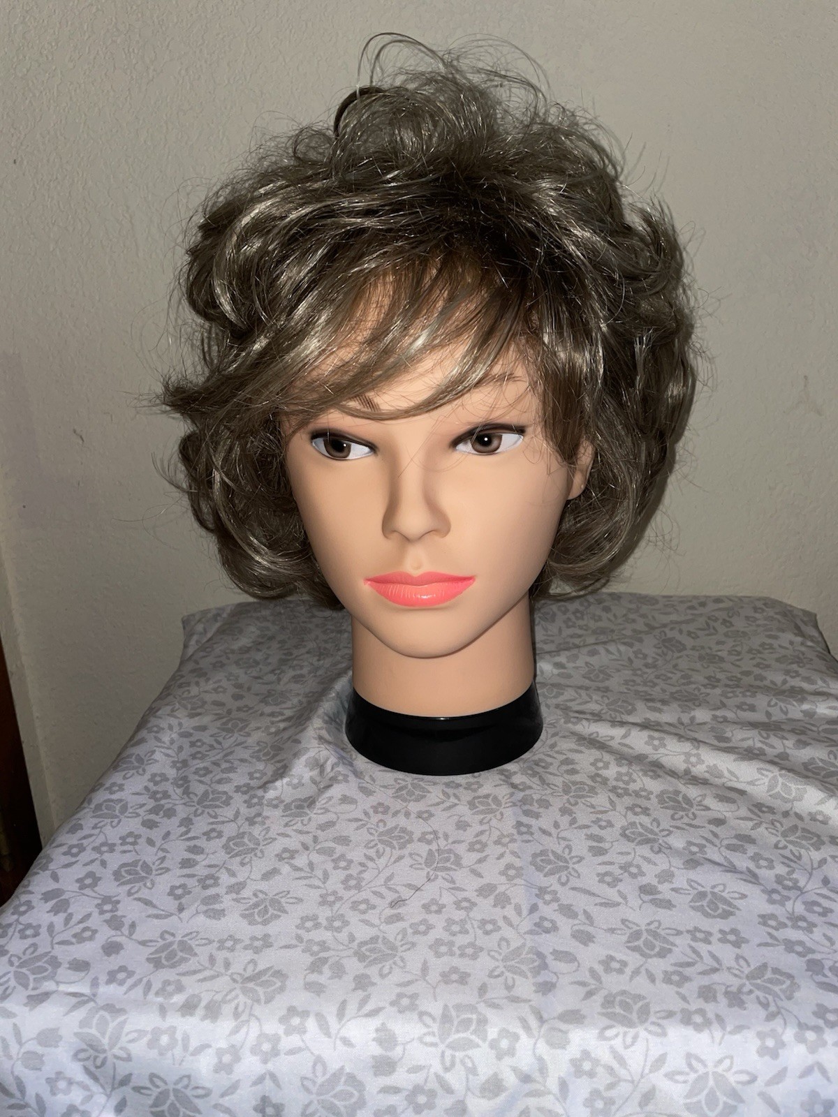 TWC Striking Wig Ash Blonde Frost Gently Used Layered Synthetic Sz Avg