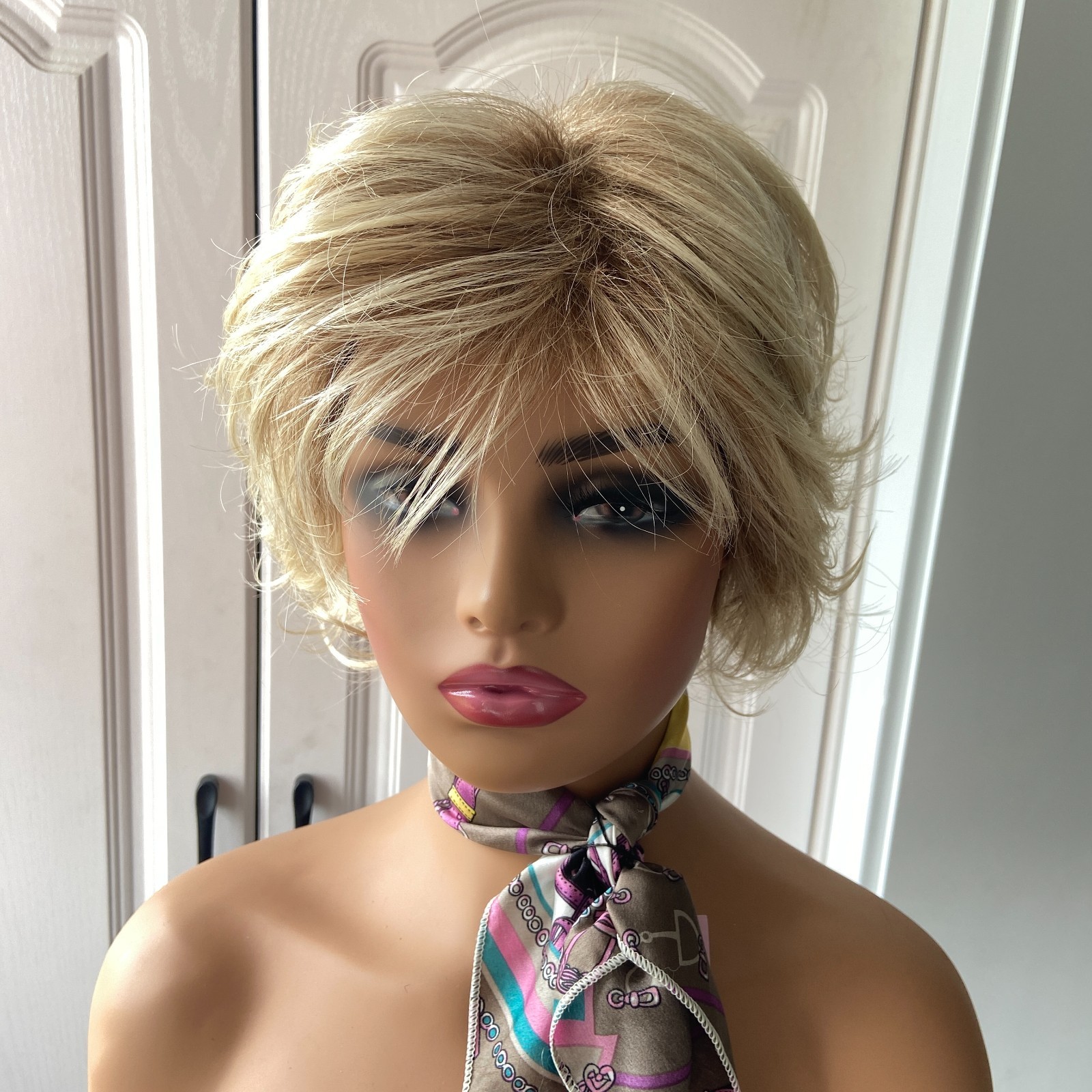 Short Layered Wavy Wigs for White Women Rooted Blonde Mix Natural Soft