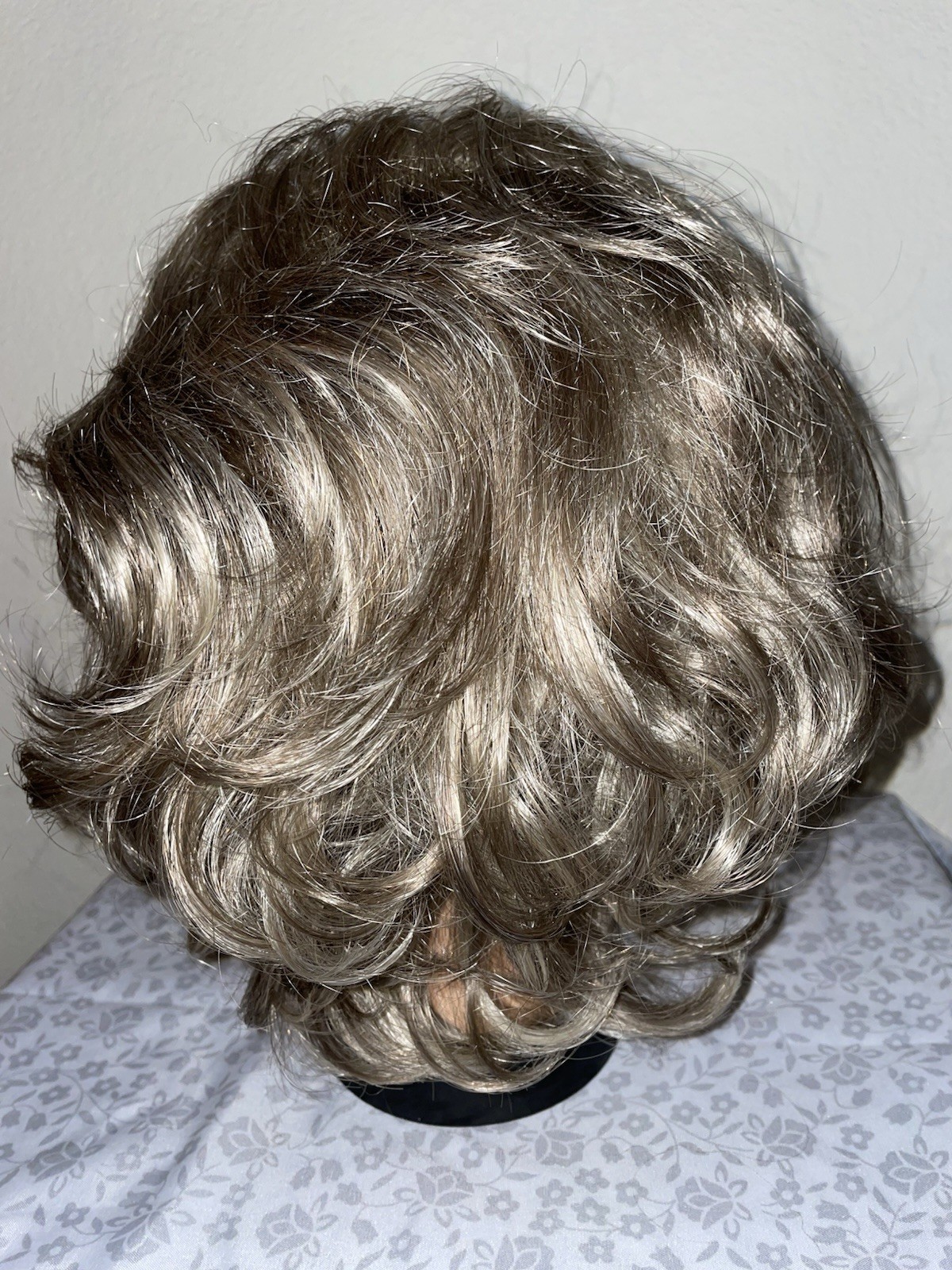 TWC Striking Wig Ash Blonde Frost Gently Used Layered Synthetic Sz Avg