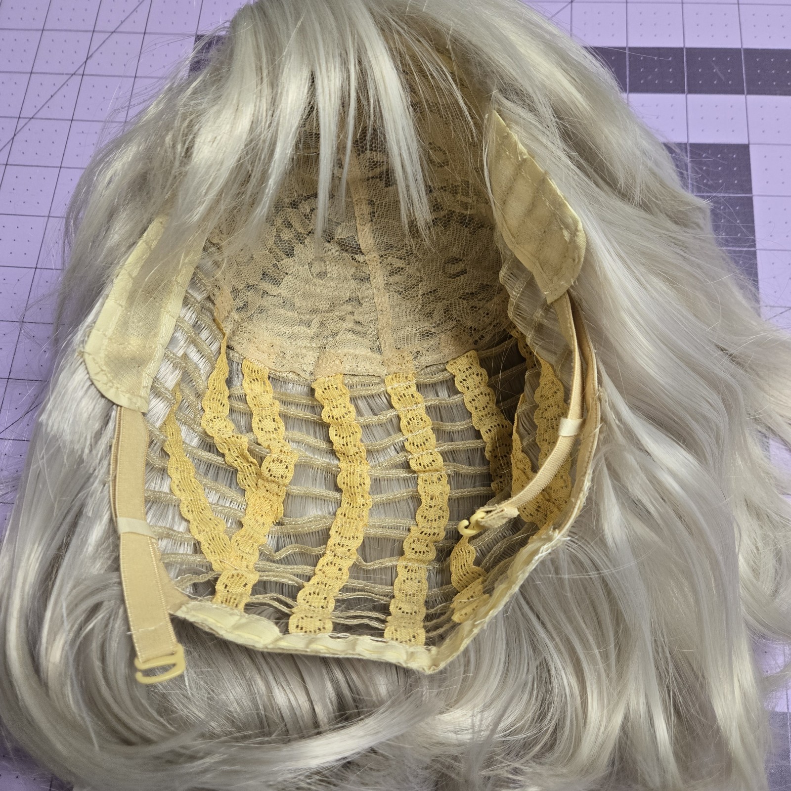 GNIMEGIL Silver Blonde / Ash Blonde Bob Wig w Bangs Short Layered Synthetic NWT