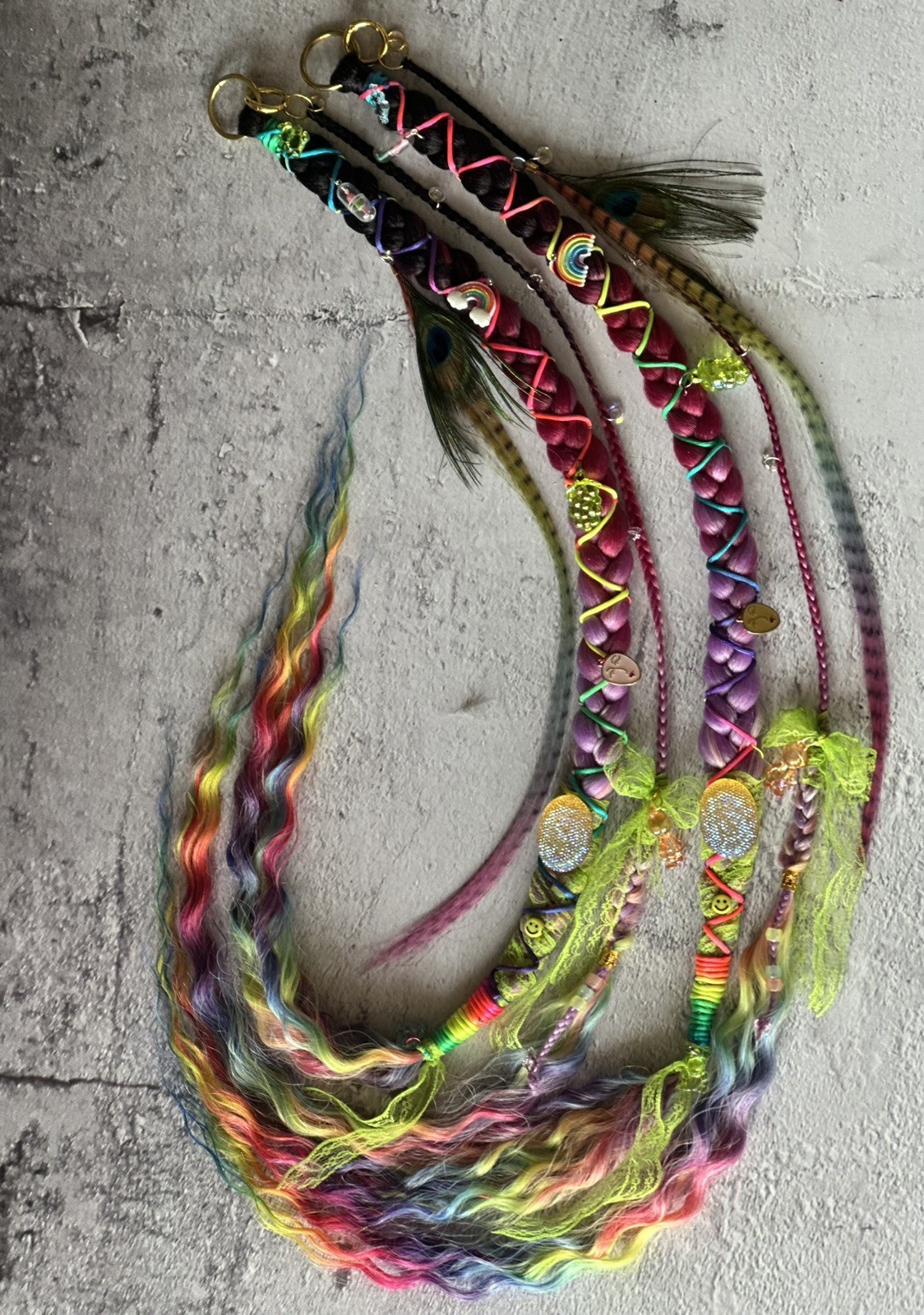 braids on rings and carabiners made of kanekalon