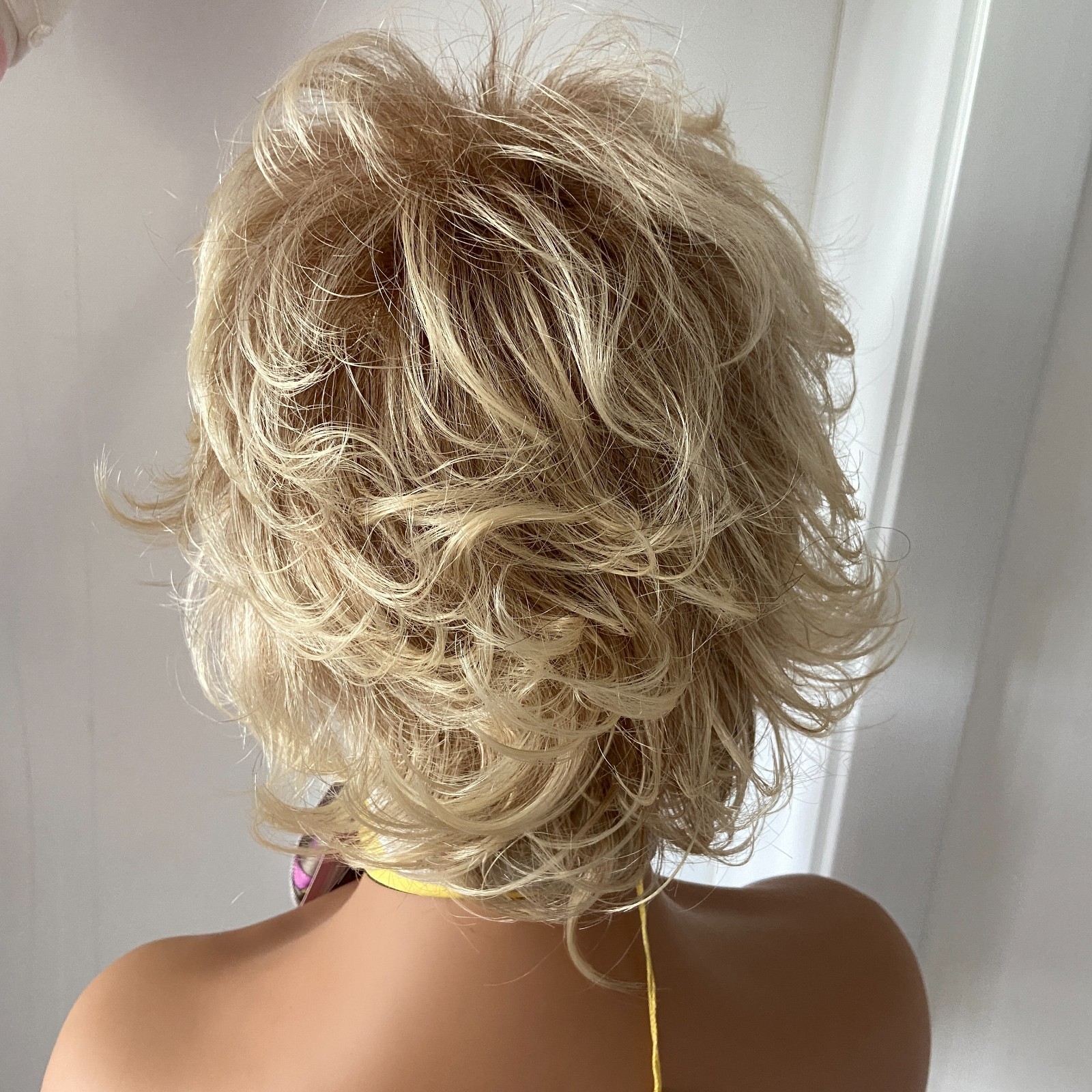 Short Layered Hairstyle Rooted Blonde Mix Synthetic Hair Wigs Women Soft Natural
