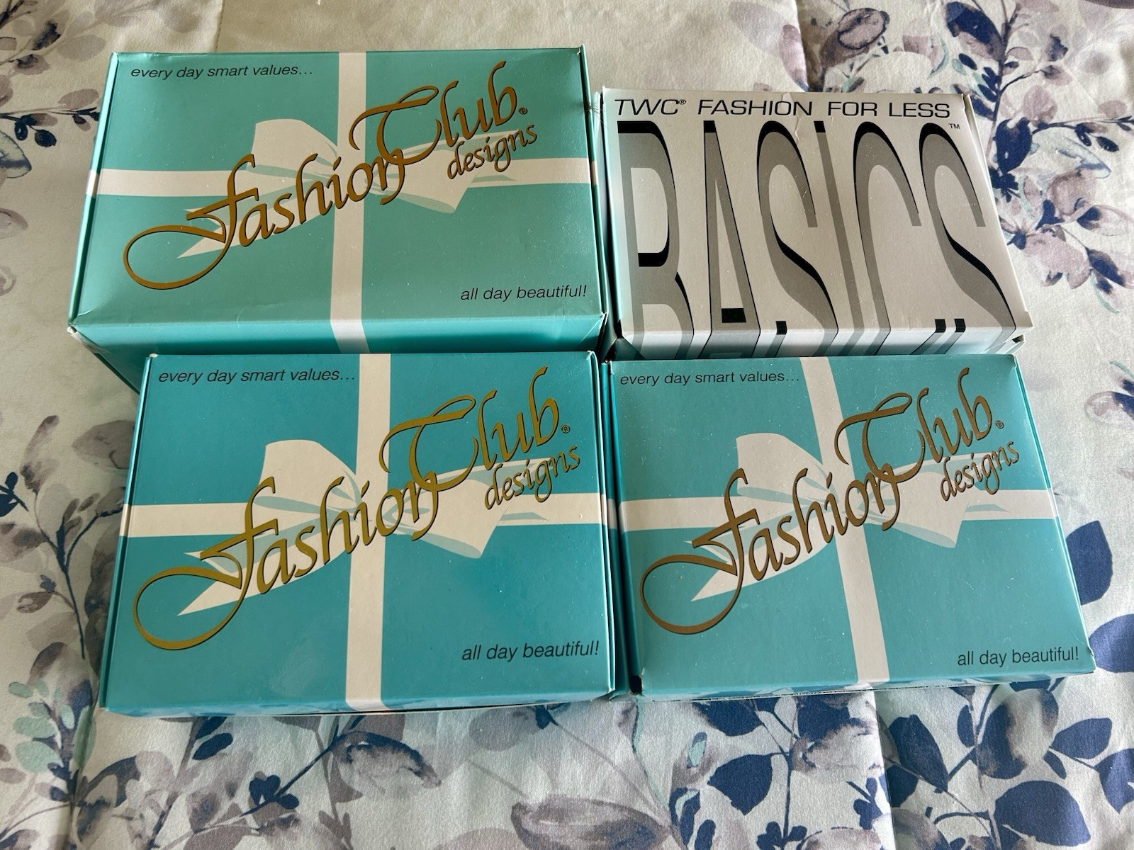 EXCELLENT LOT OF 4 TWC FASHION WIGS NEW IN BOXES WITH ORIGINAL TAGS LQQK !!!!!