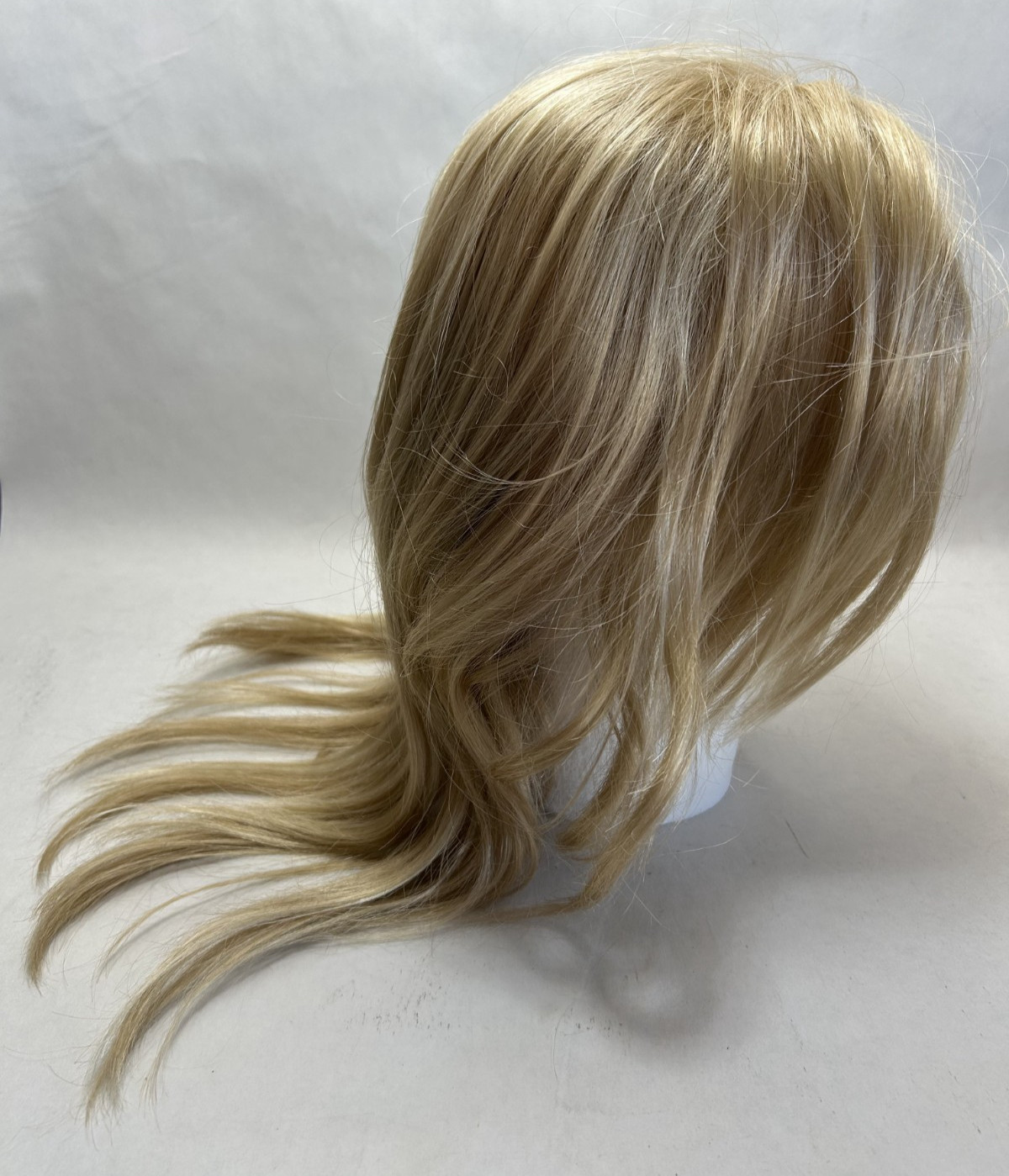 ENVY BELINDA – Medium Blond Wig Lace Front +Lace Part