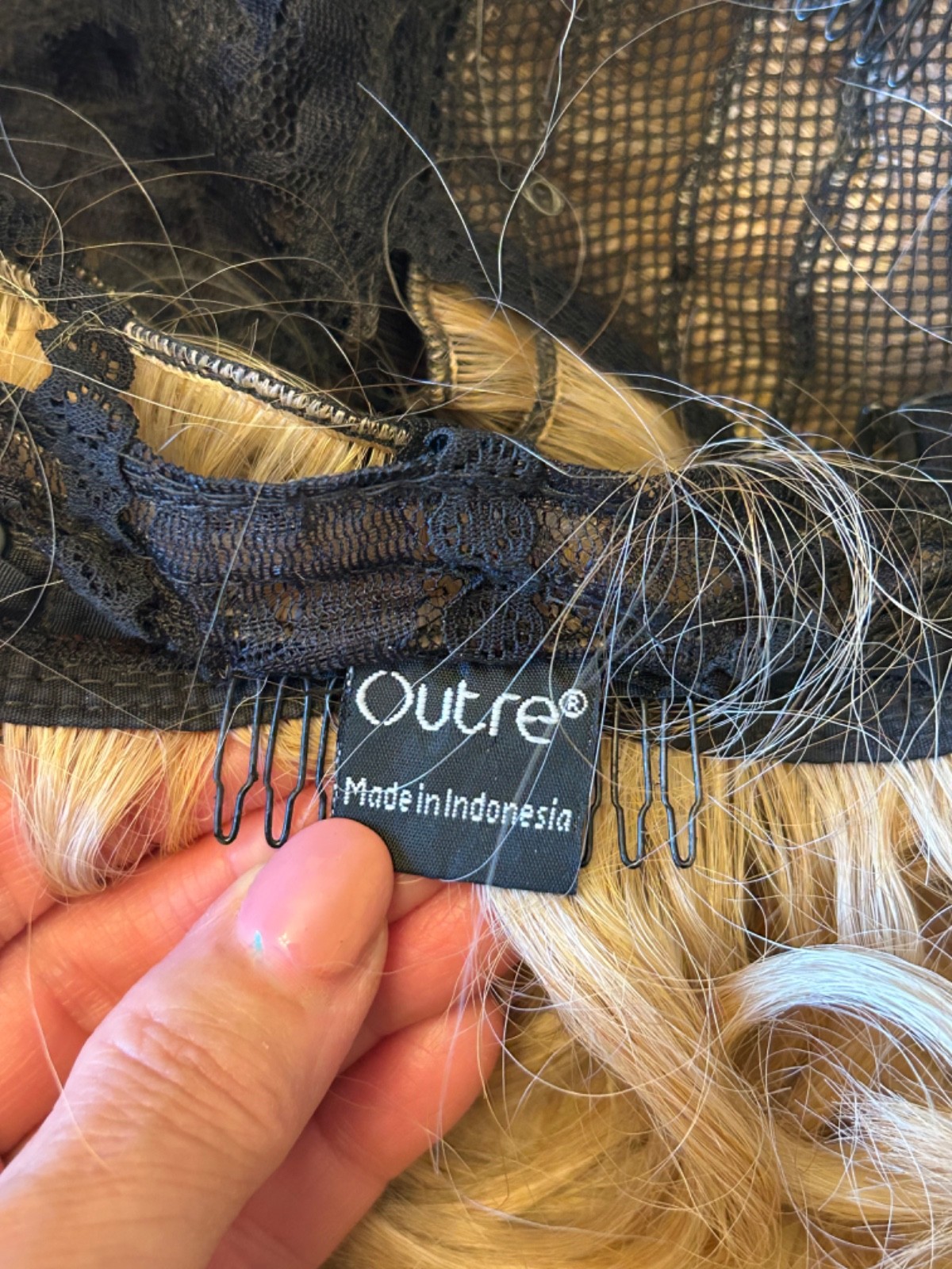 Agatha Wig By Outre Wigpop 12″ DR4 Summer Blonde Pre-owned