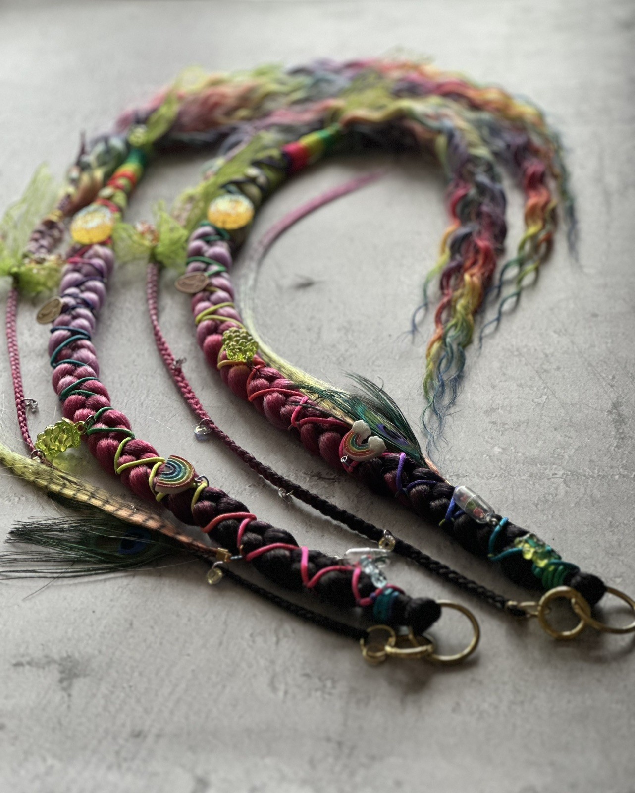 braids on rings and carabiners made of kanekalon