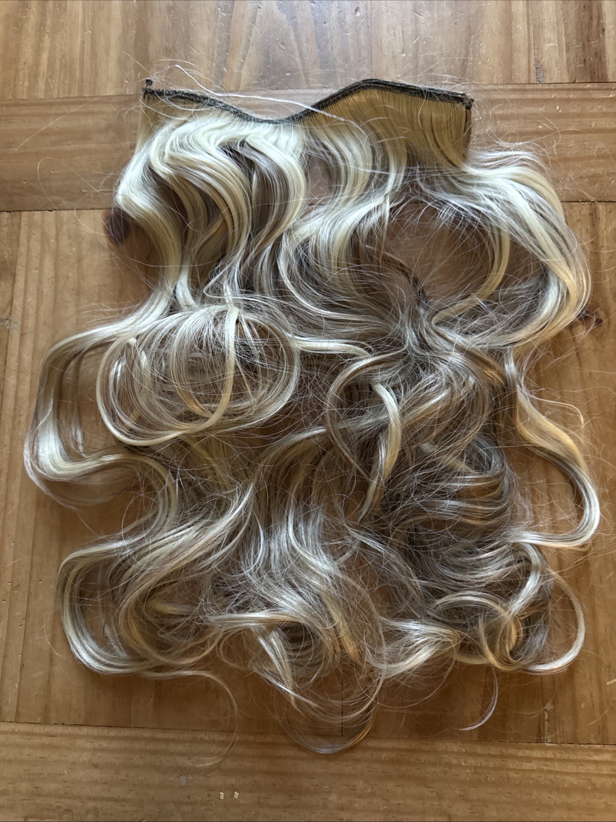 synthetic hair Halo Ash Blonde Light Blonde 22” Very Soft 525