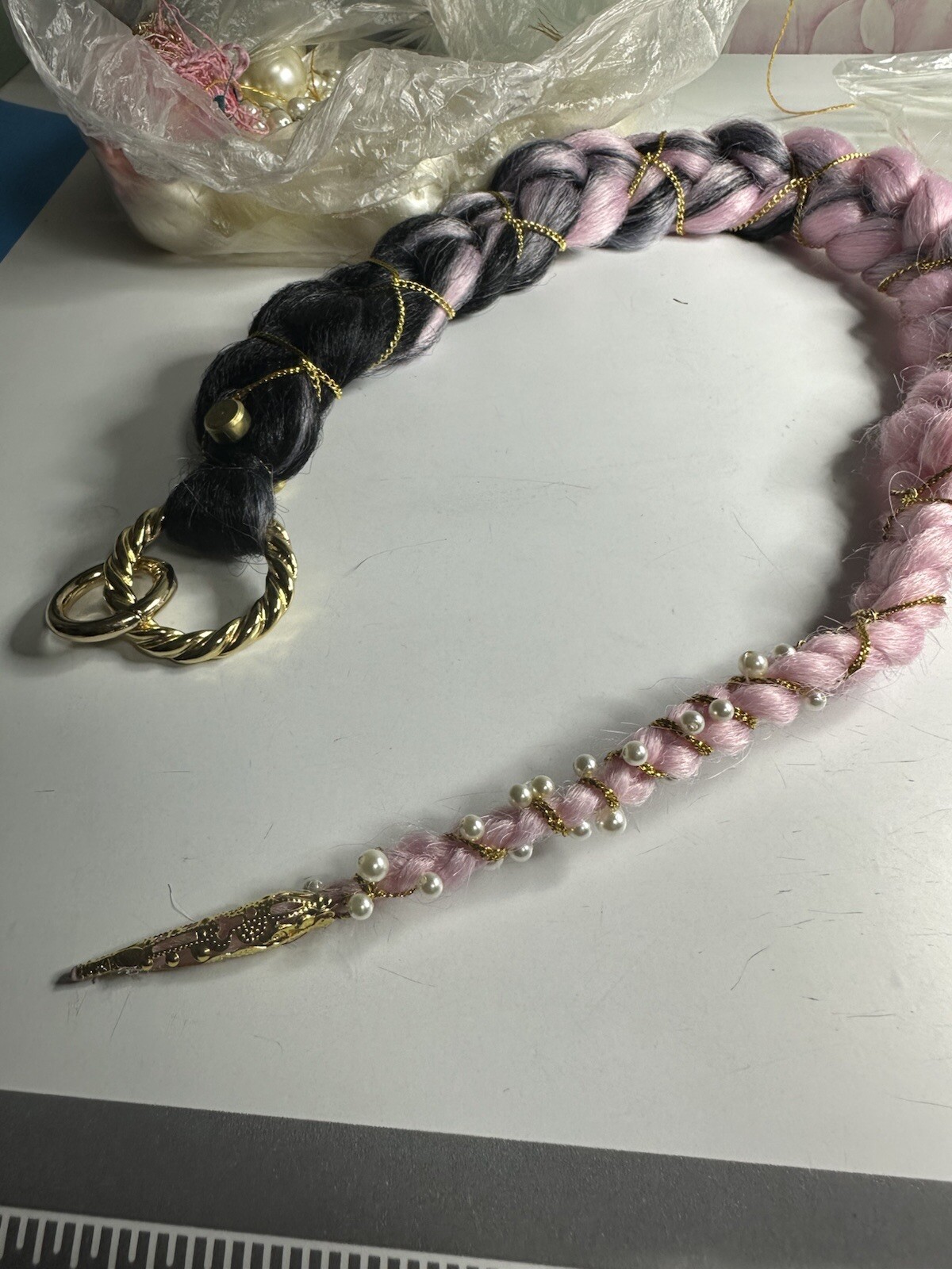 braids on rings and carabiners made of kanekalon